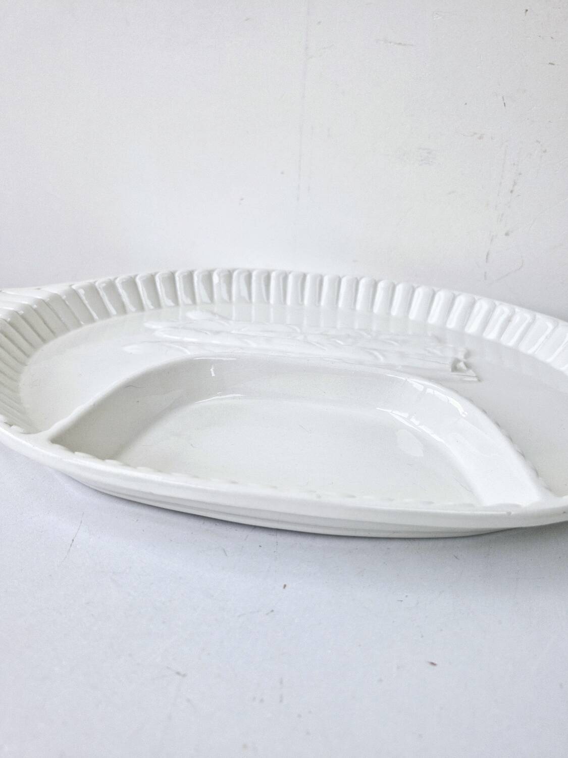 Grand plat a asperges compartimenté vintage blanc céramique barbotine 43.5x28 cm