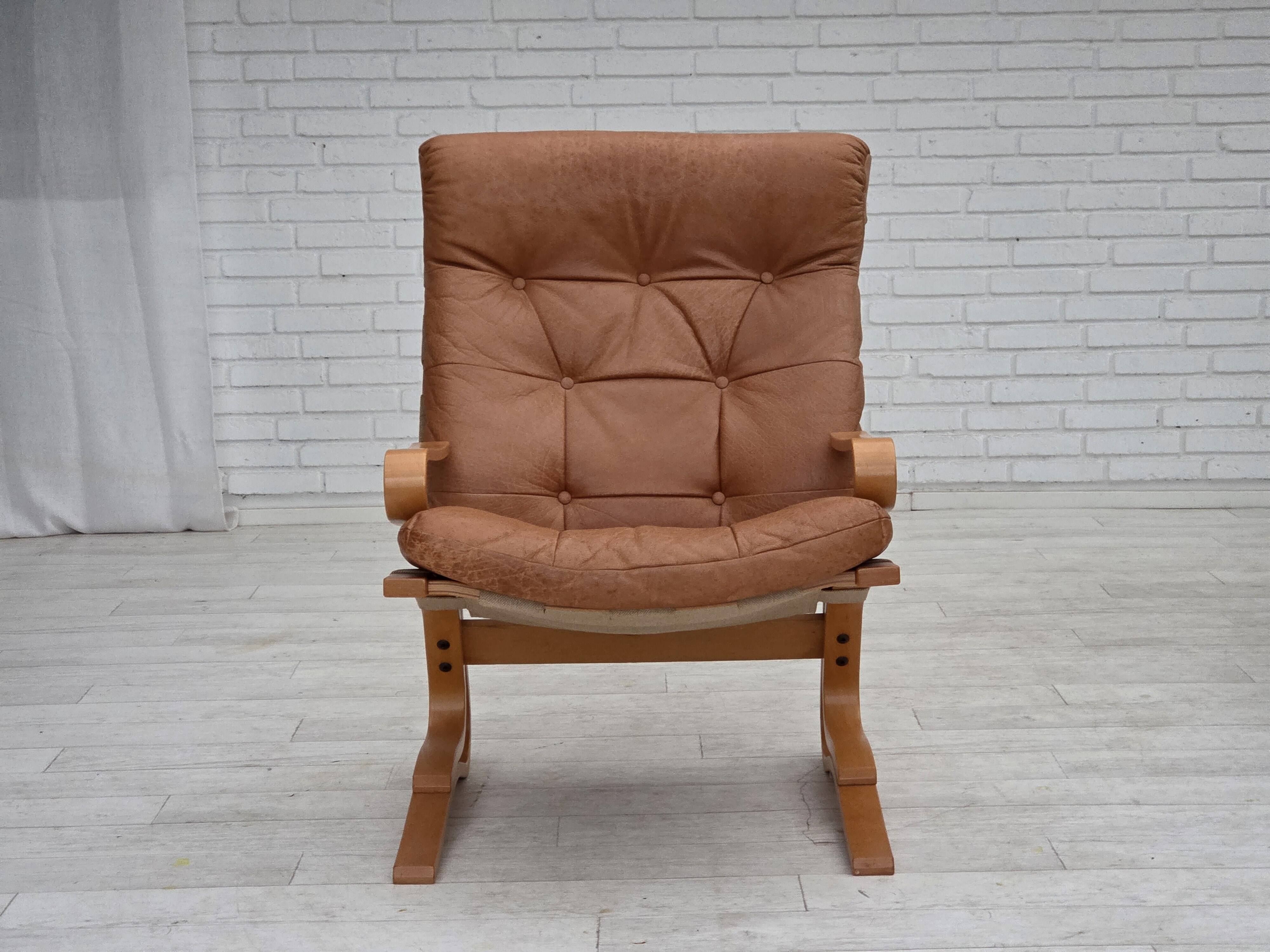 Fauteuil norvégien des années 1970, modèle "Kengu", cuir de meuble.