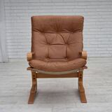 Fauteuil norvégien des années 1970, modèle "Kengu", cuir de meuble.