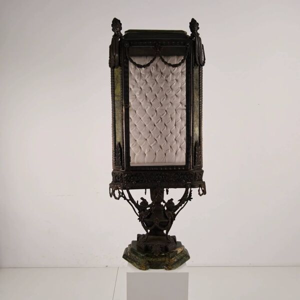 Cabinet de curiosités continental de style Louis XIV en zinc moulé et marbre vert – début du XXe siècle