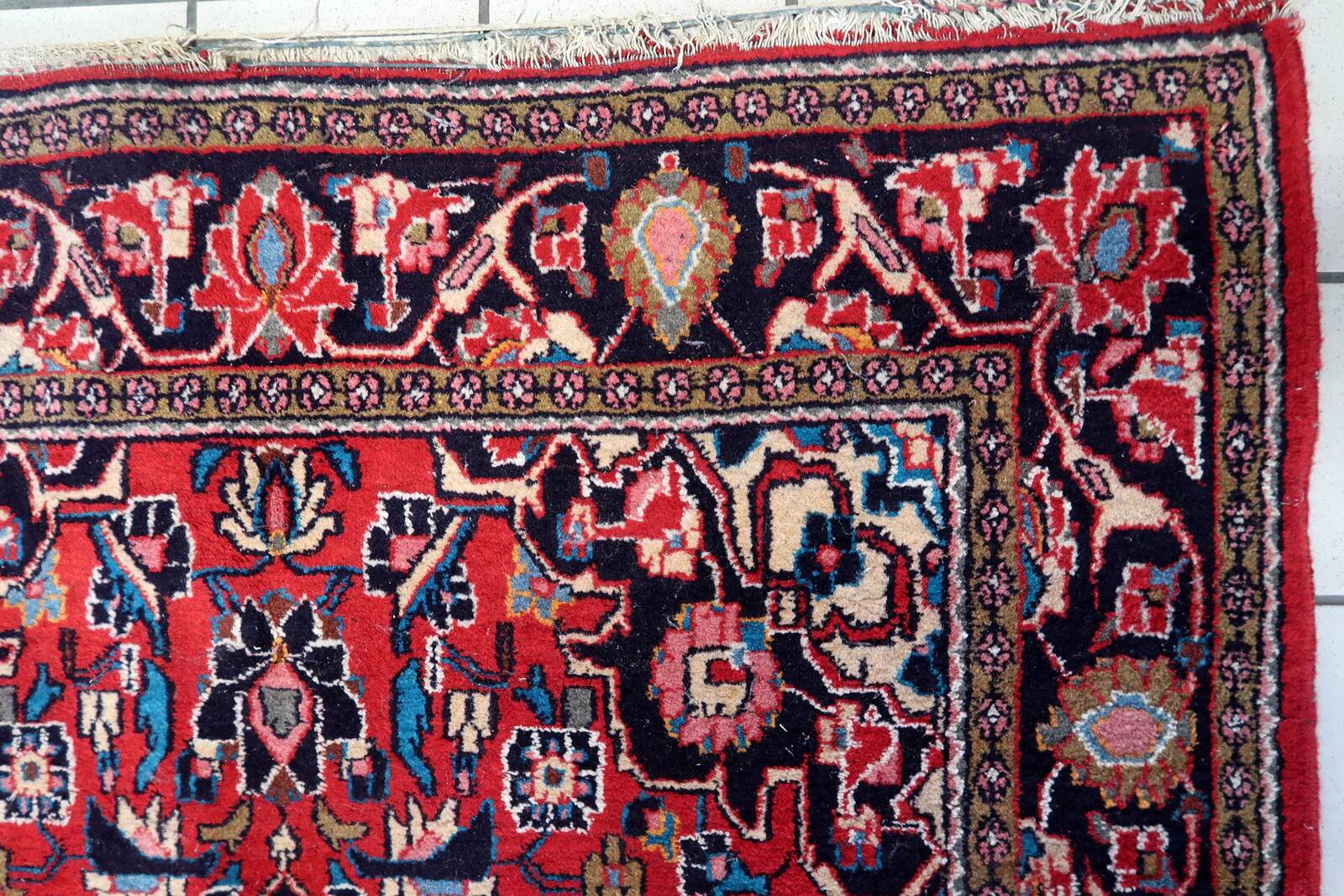 Ancient Persian Kashan carpet, handmade, 131 cm x 205 cm, 1920s.