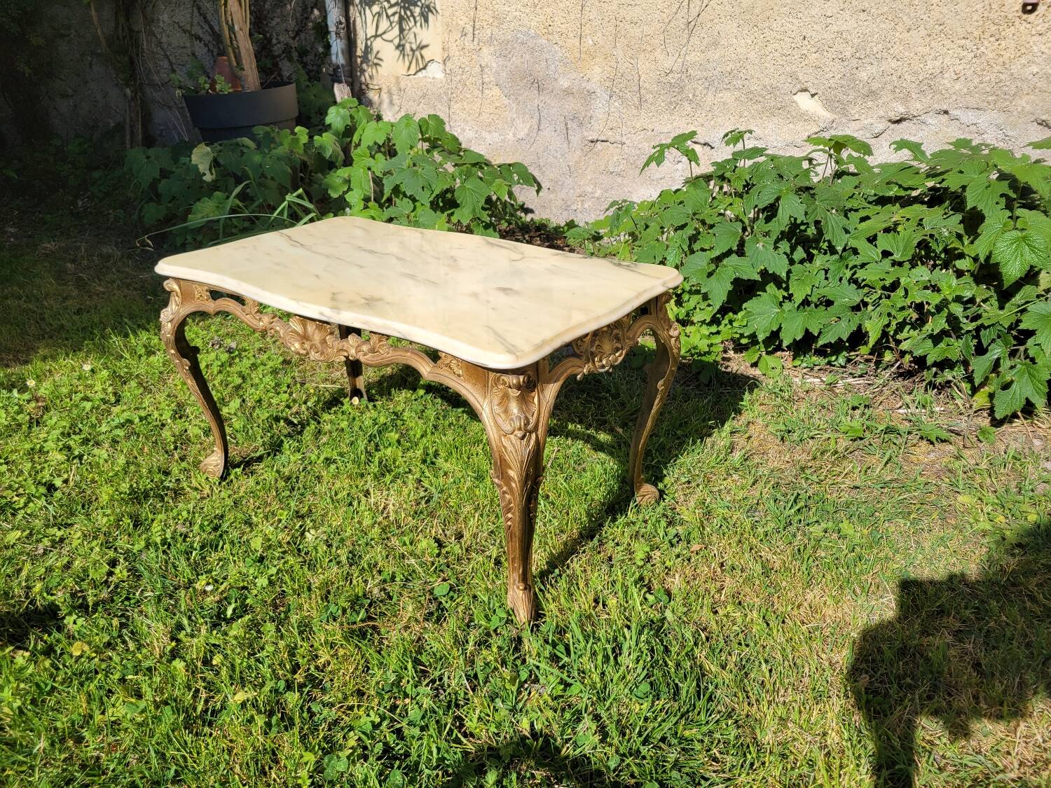 Louis XV coffee table in white Carrara marble with a gilded bronze base.