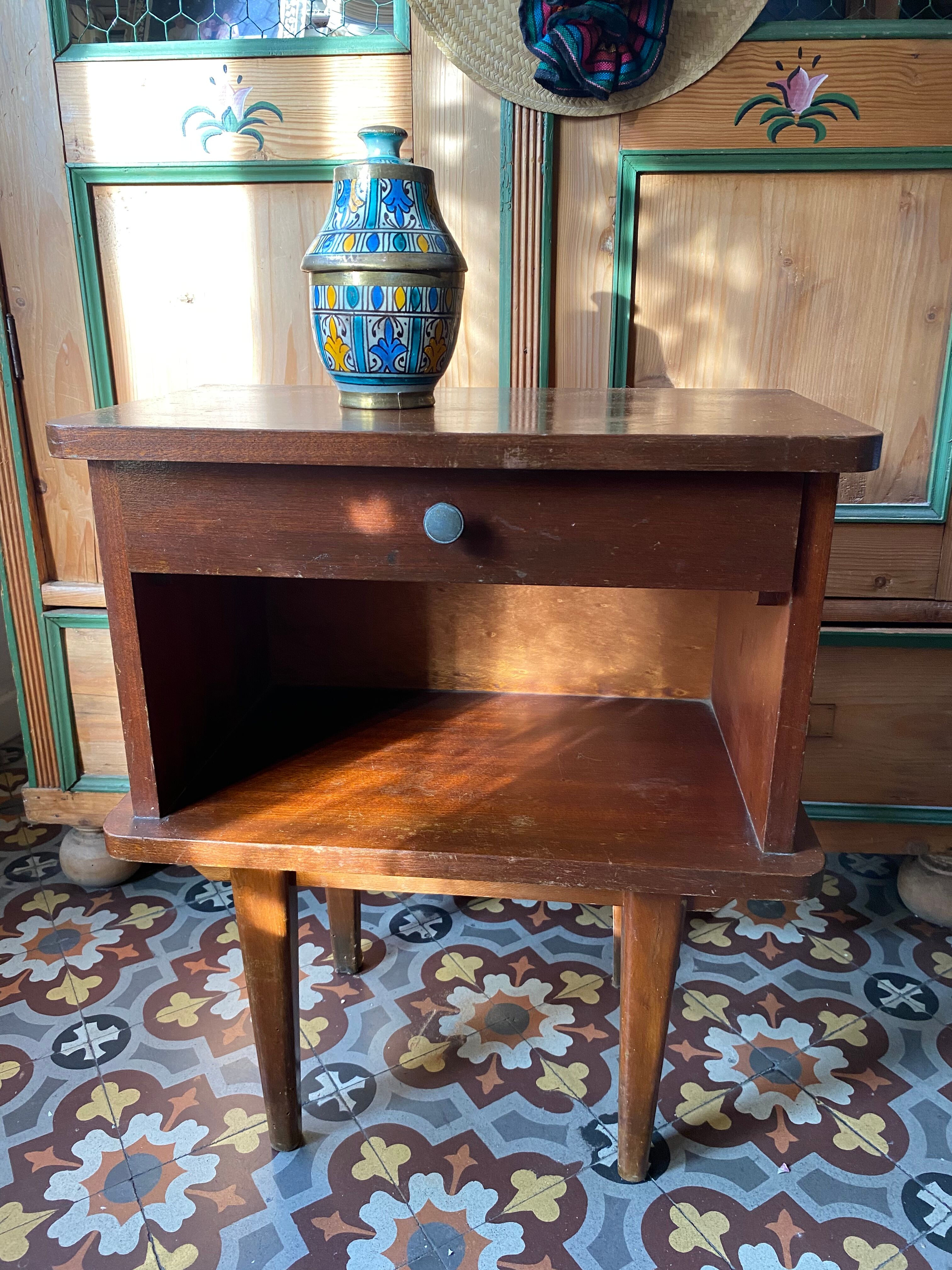 Bedside feet spindles years 50.