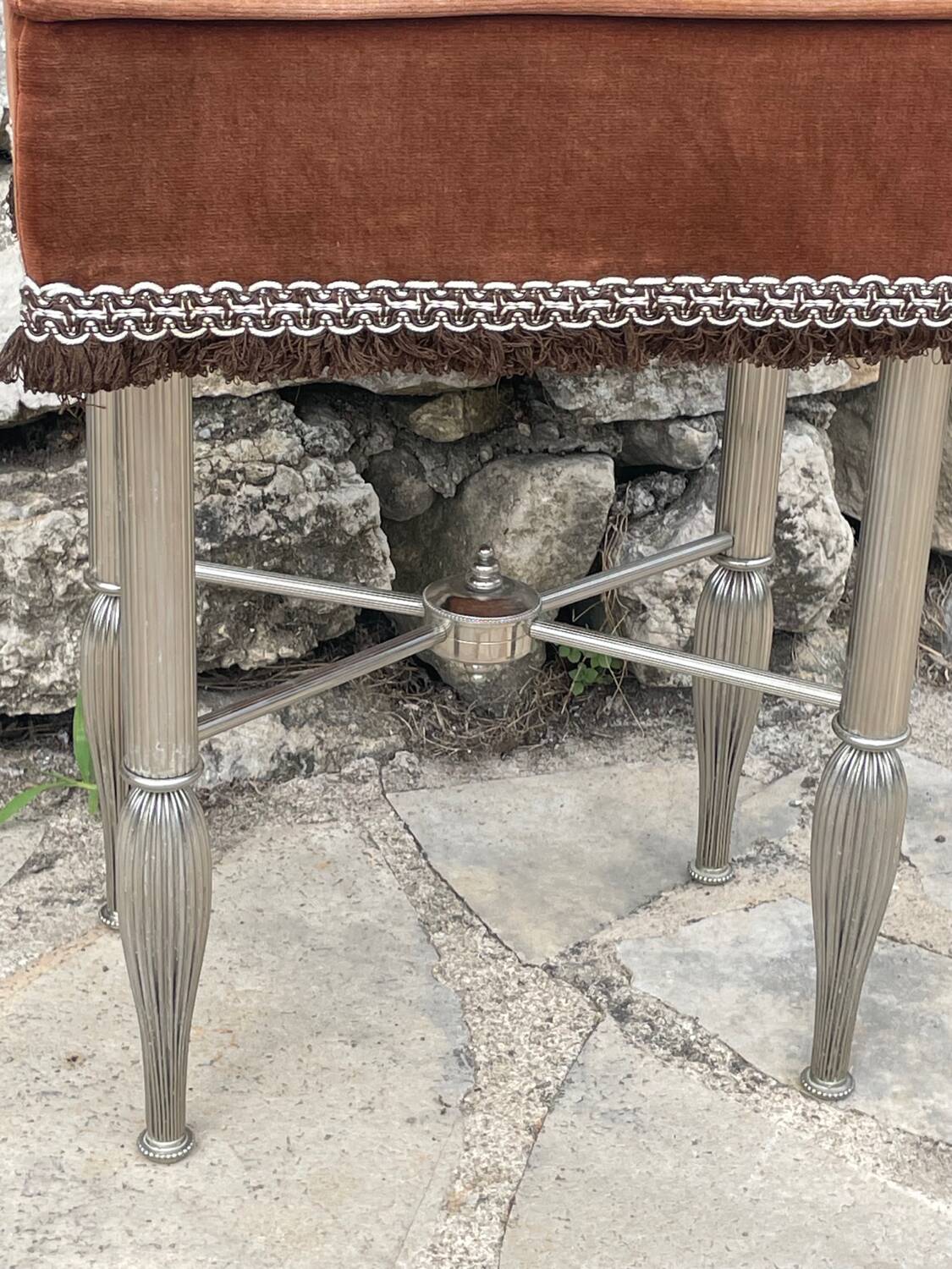 Charmant tabouret en velours marron et métal chromé