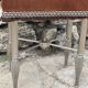 Charmant tabouret en velours marron et métal chromé