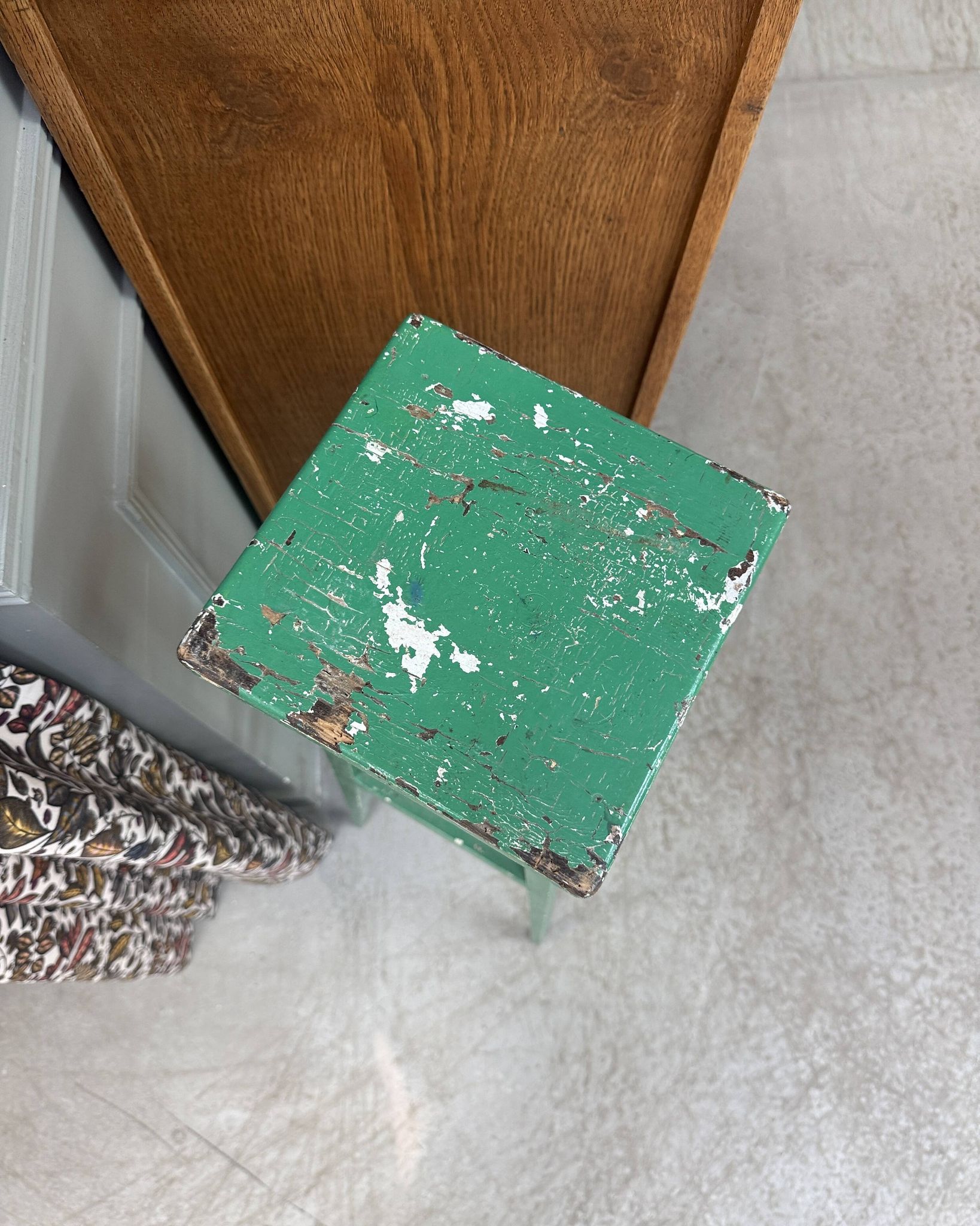 Sellette vintage en bois patine verte