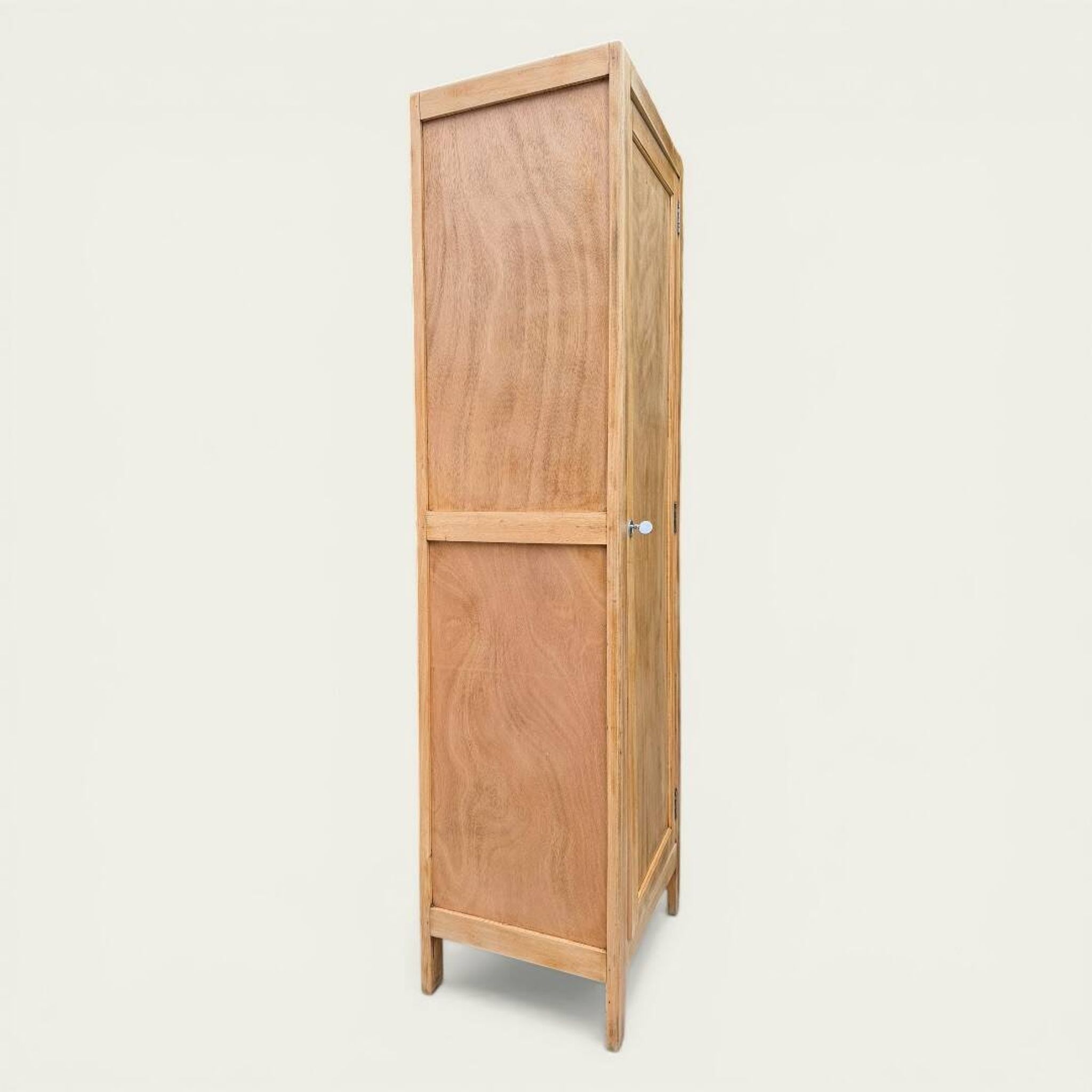 Armoire bonnetière parisienne bois brut 1950