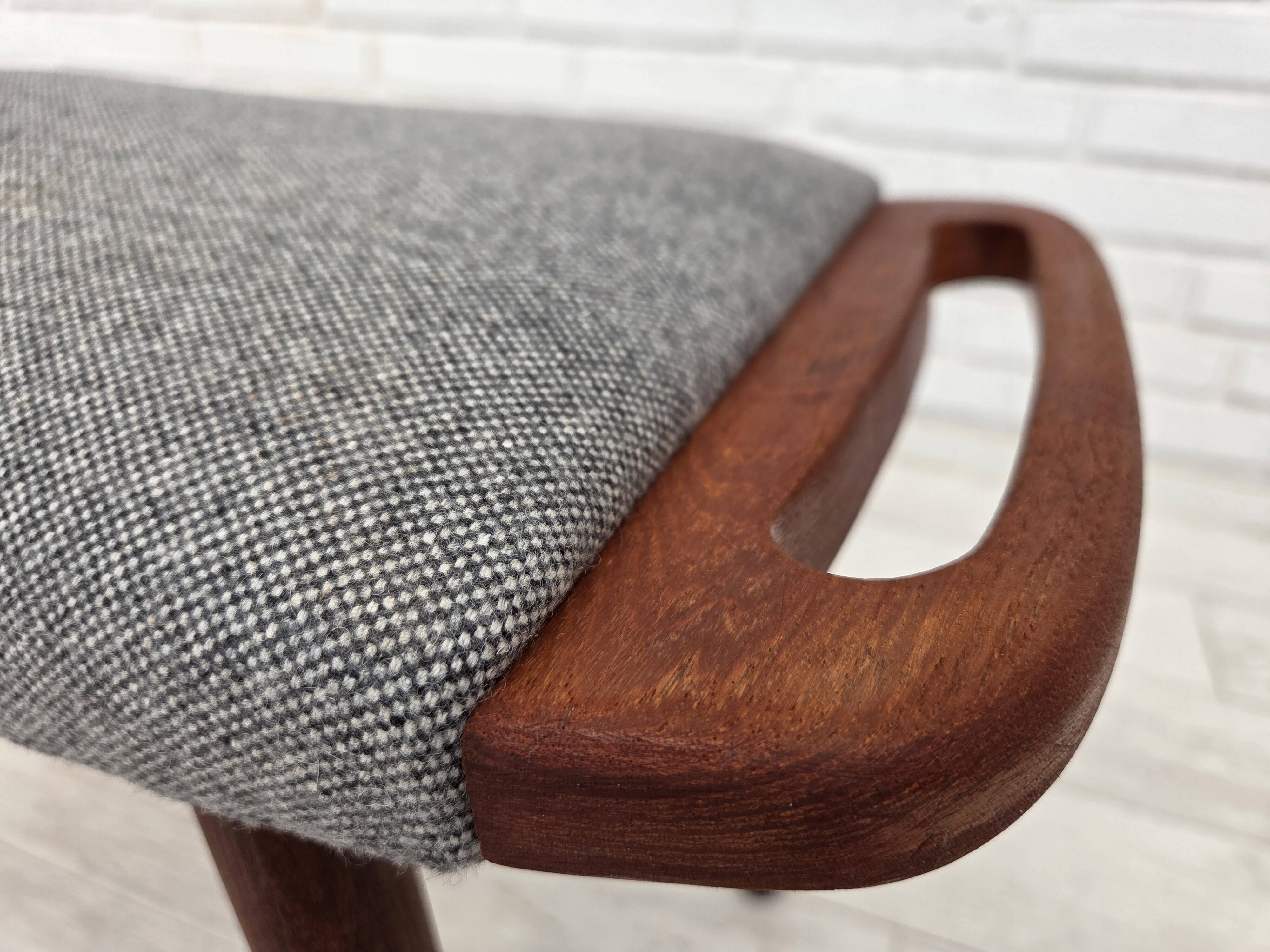 Fauteuil danois à dossier haut avec tabouret, années 1970, laine, bois de teck.