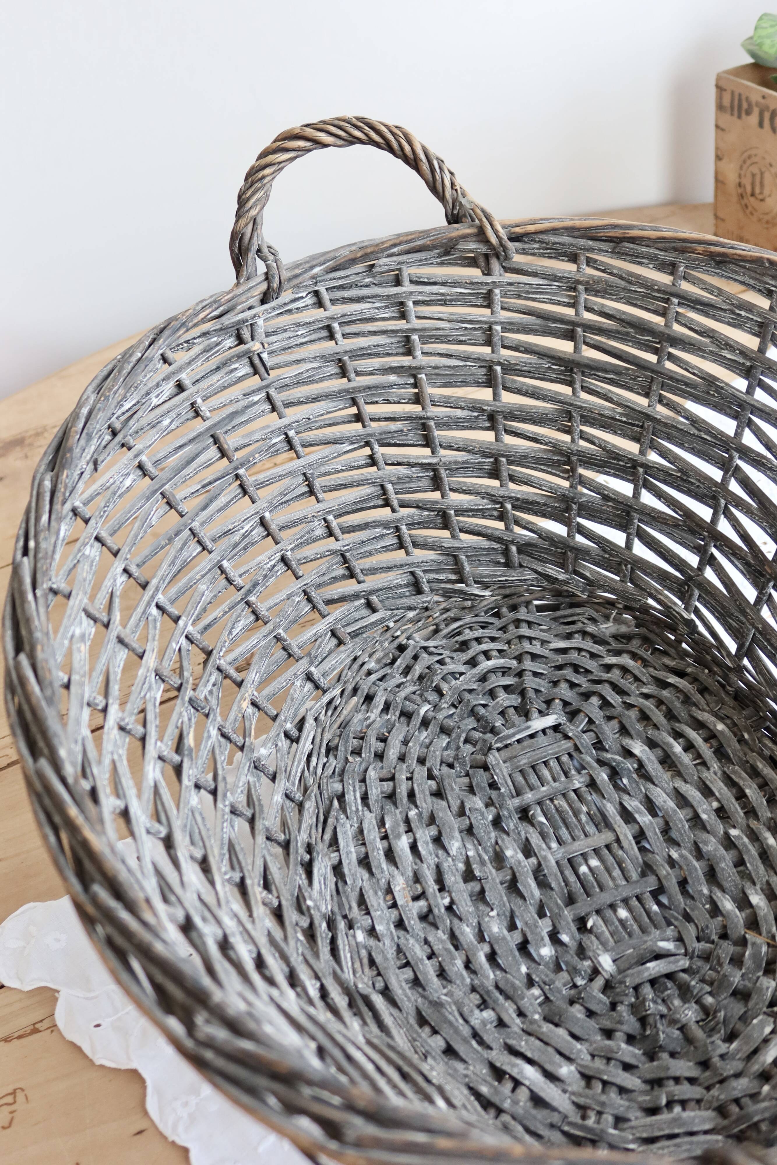 Grand panier vintage en osier tressé à doubles anses