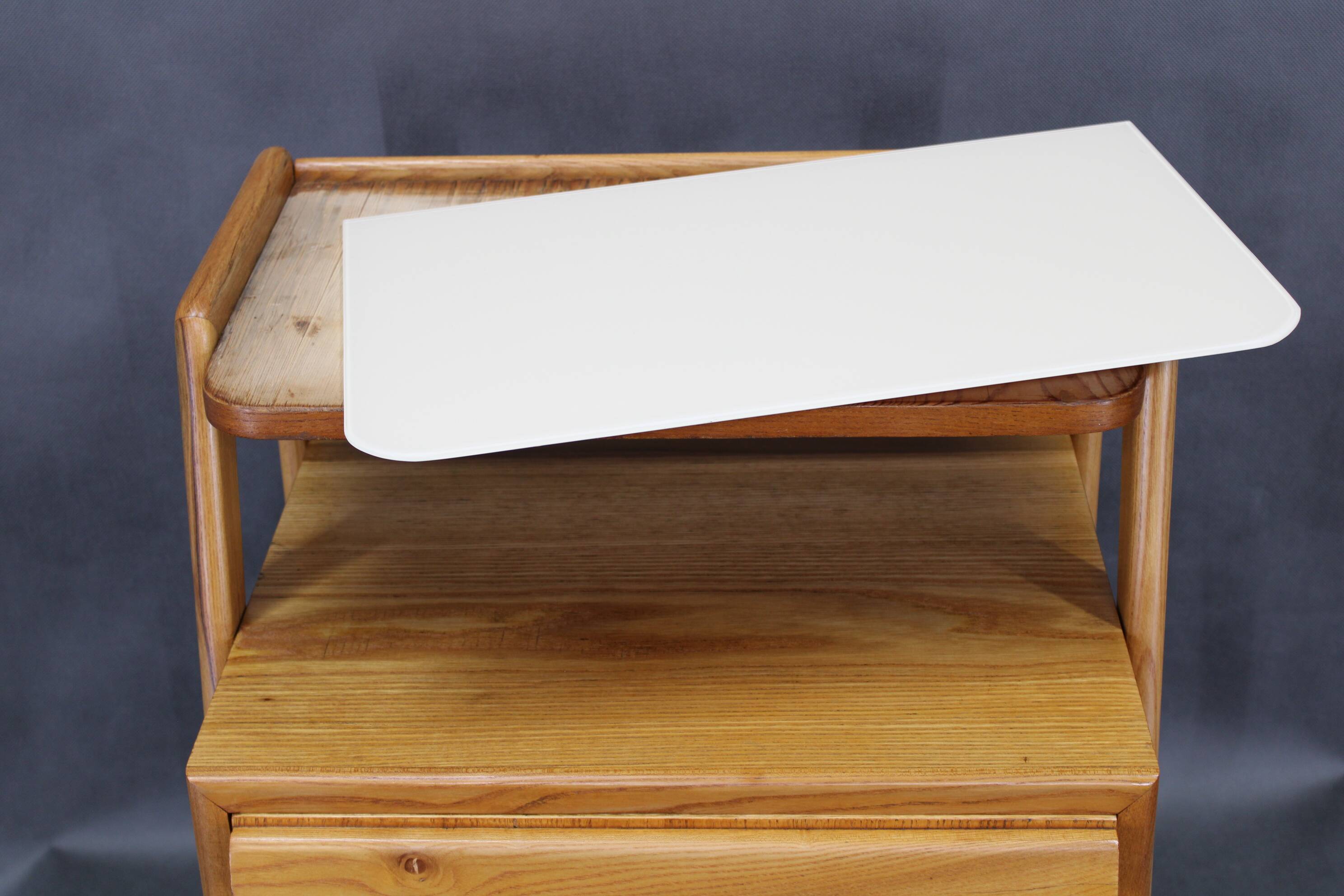 Table de chevet en érable, style milieu du siècle, années 1960, avec étagère en verre opale, restaurée, Tchécoslovaquie