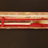 Serrated serving knife in its vintage case