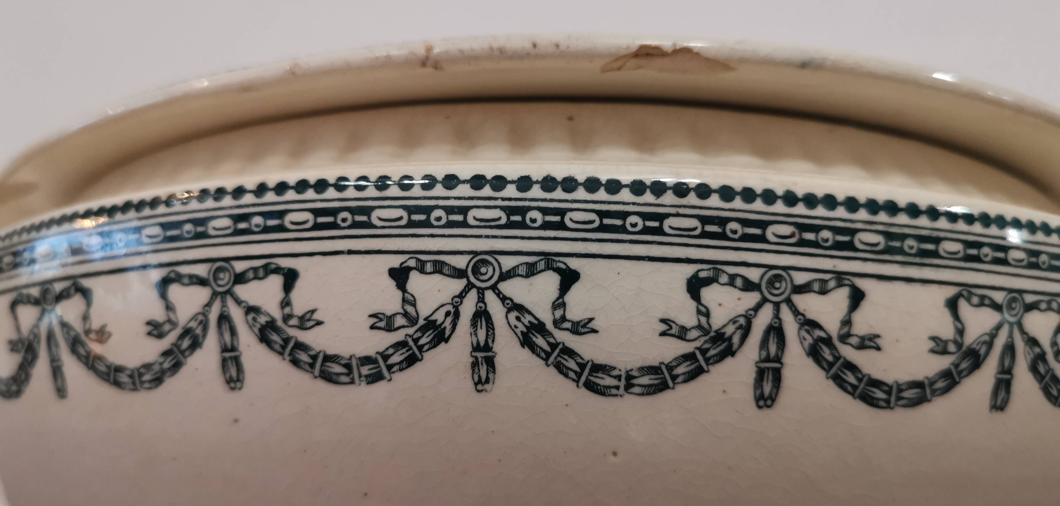 Iron earth tureen ec Salins, Louis XVI garlands