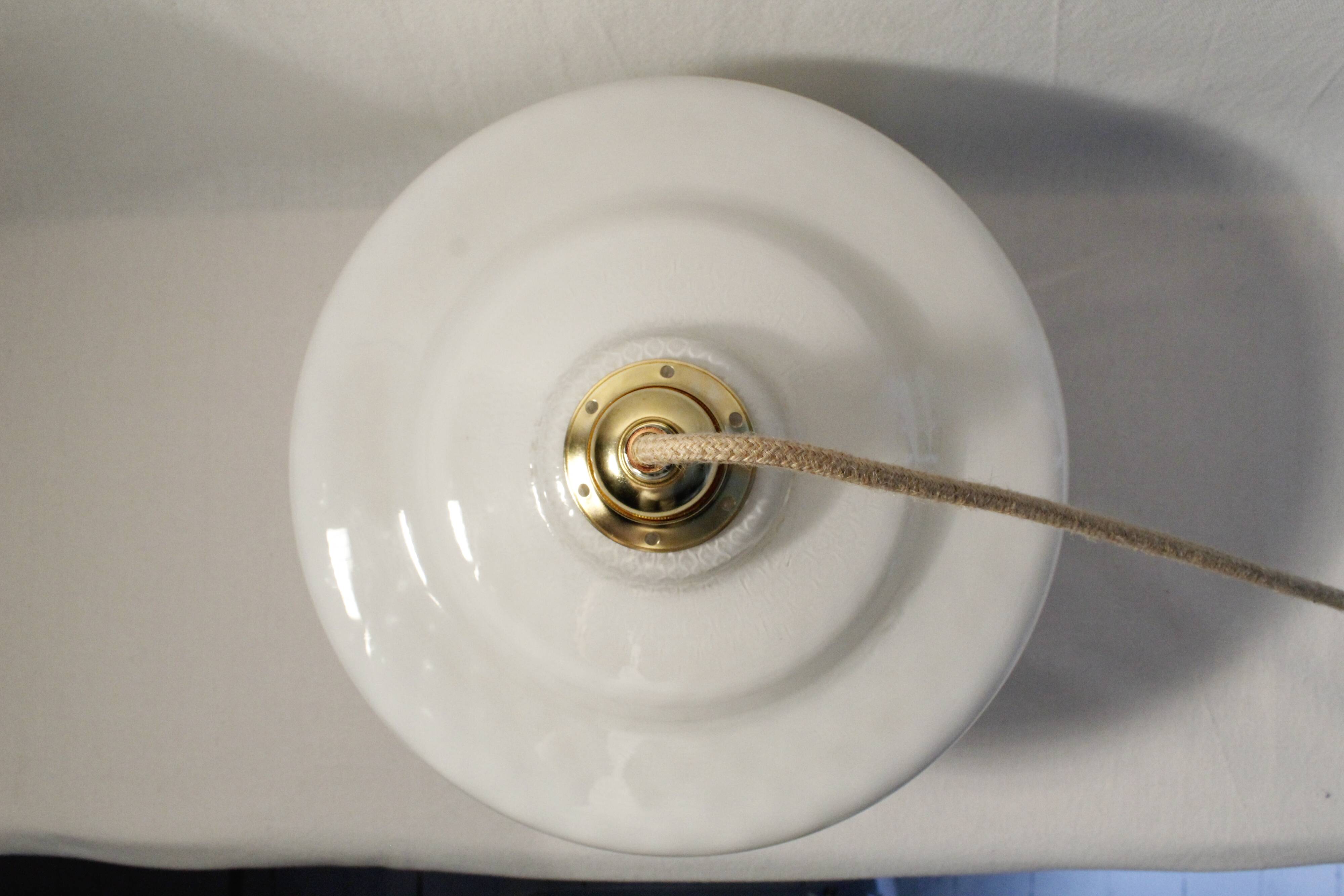 Round suspension in white opaline with serrated edges electrified