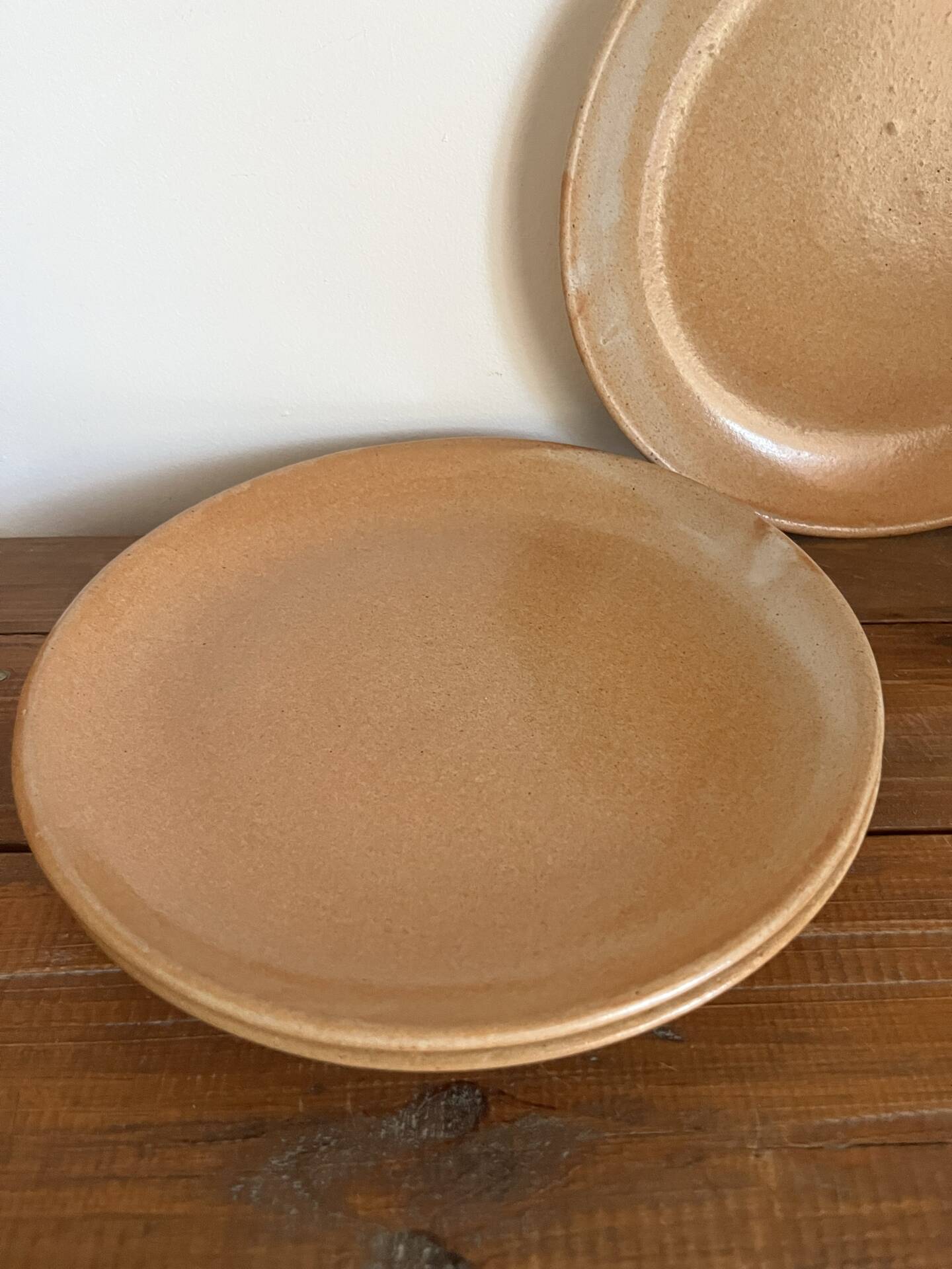 3 assiettes plates en grès 