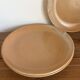 3 assiettes plates en grès 
