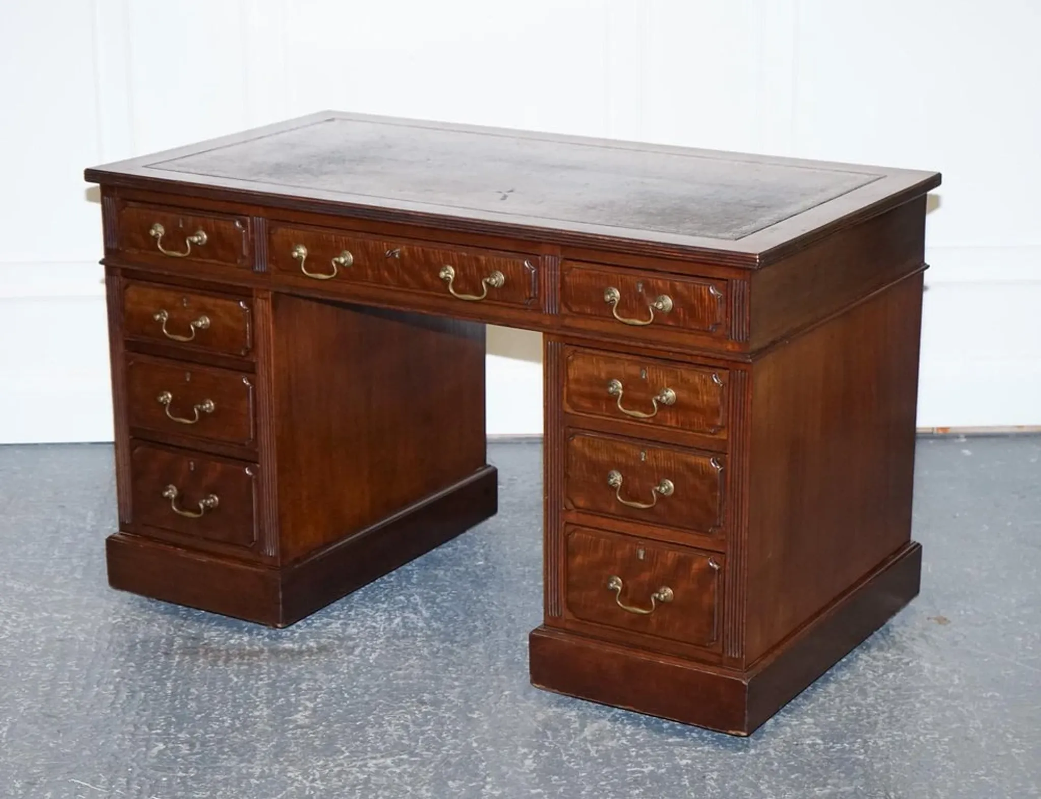 Antique Pedestal Desk by Edwardian Maple & Co, 1890