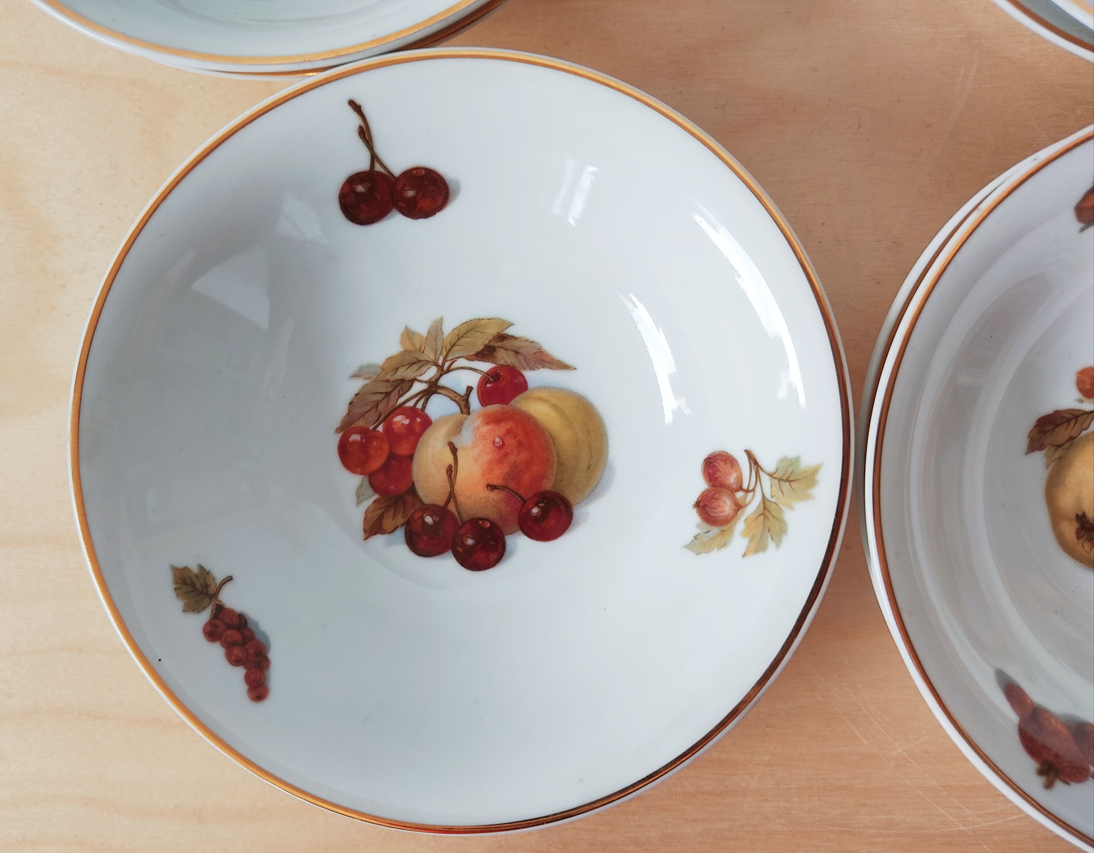 Set of 12 bowls decorated with Creartis Renaix fruit