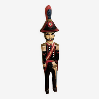 Figurine en bois carabinier