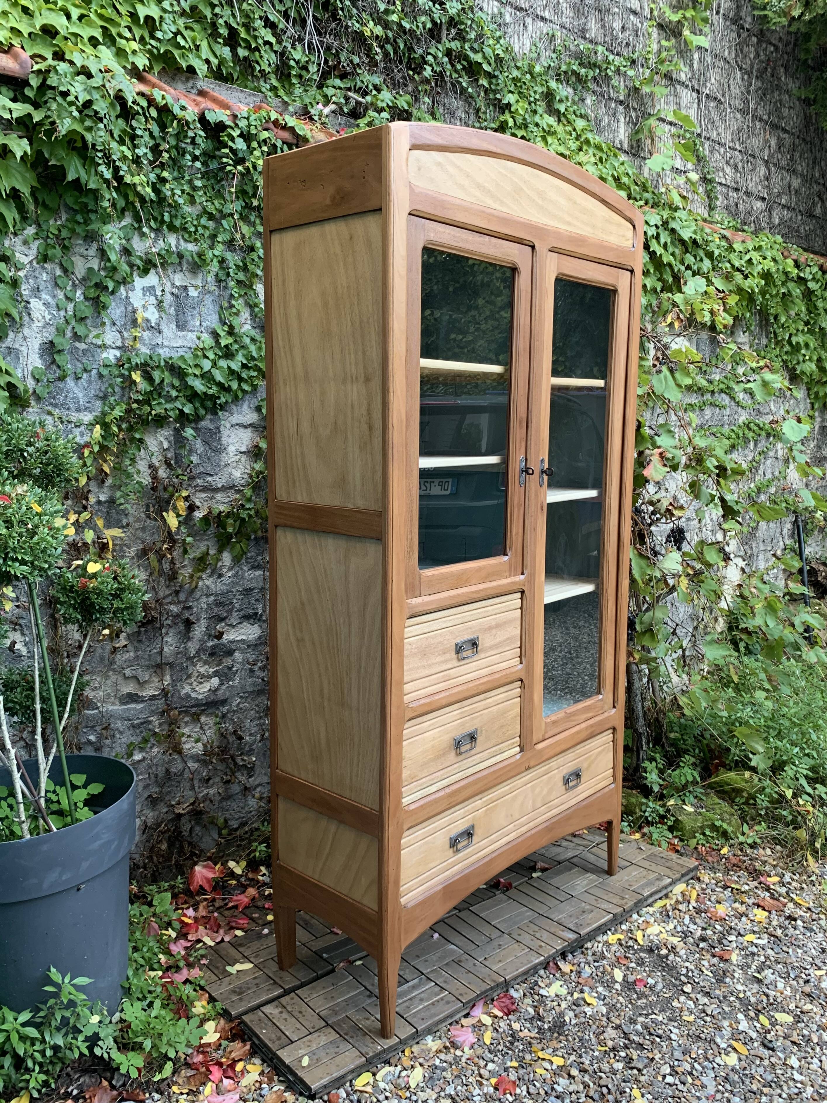 Armoire parisienne d’hôtel vitrée bois brut 1930
