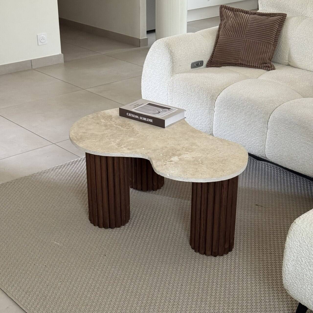 Table basse "poire"  travertin et bois cannelé | chêne foncé | 3 pieds