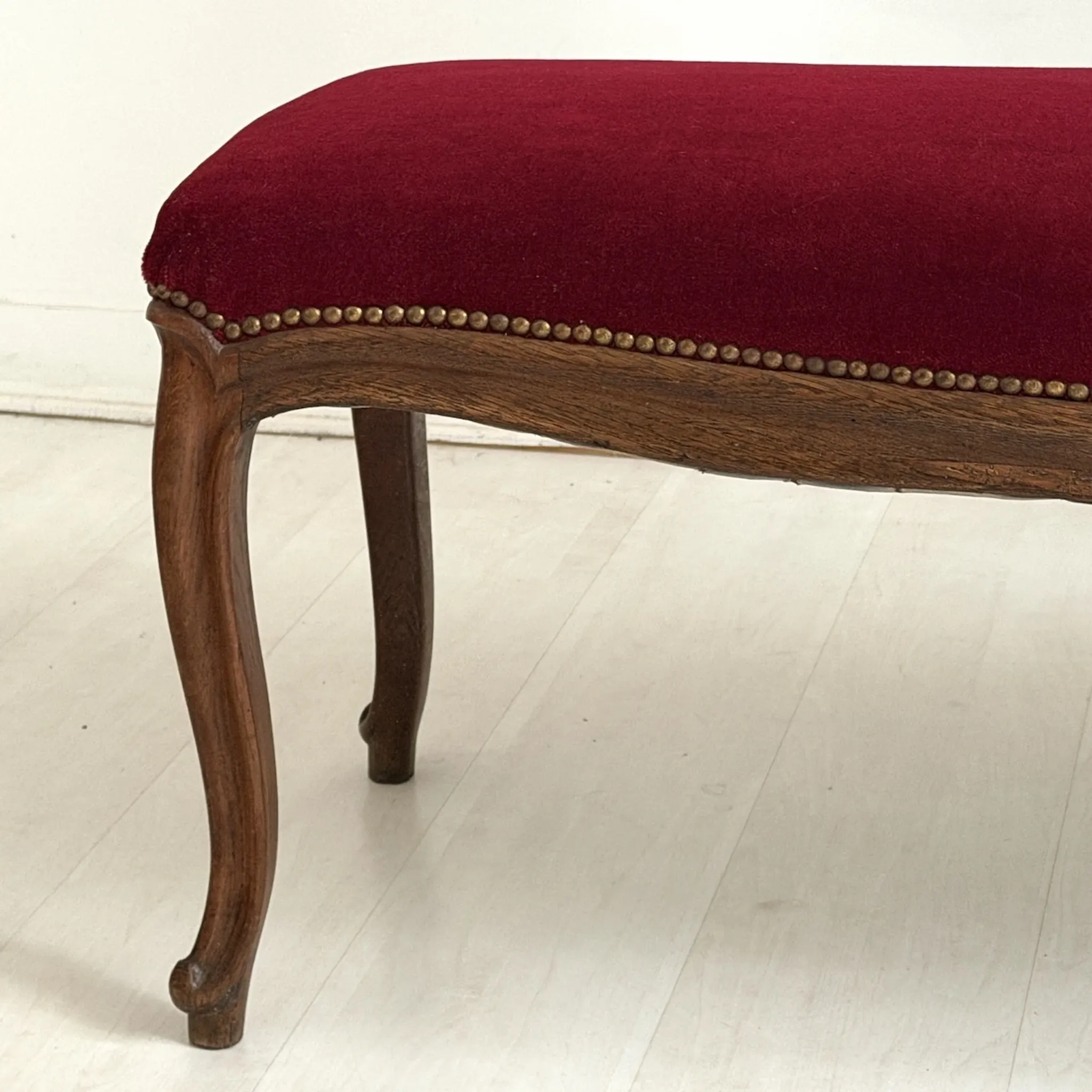 Louis XV style bench in oak and red velvet, 19th century.