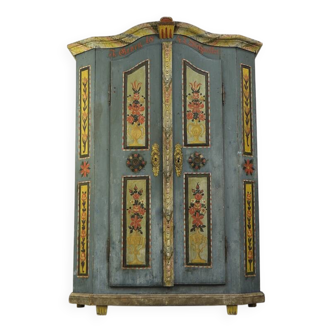 Armoire de mariée peinte à l'art populaire