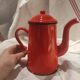 Cafetière vintage française en métal émaillé rouge