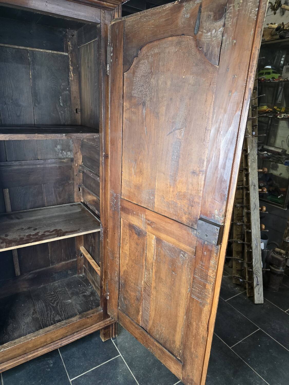 Armoire bonnetière en châtaignier