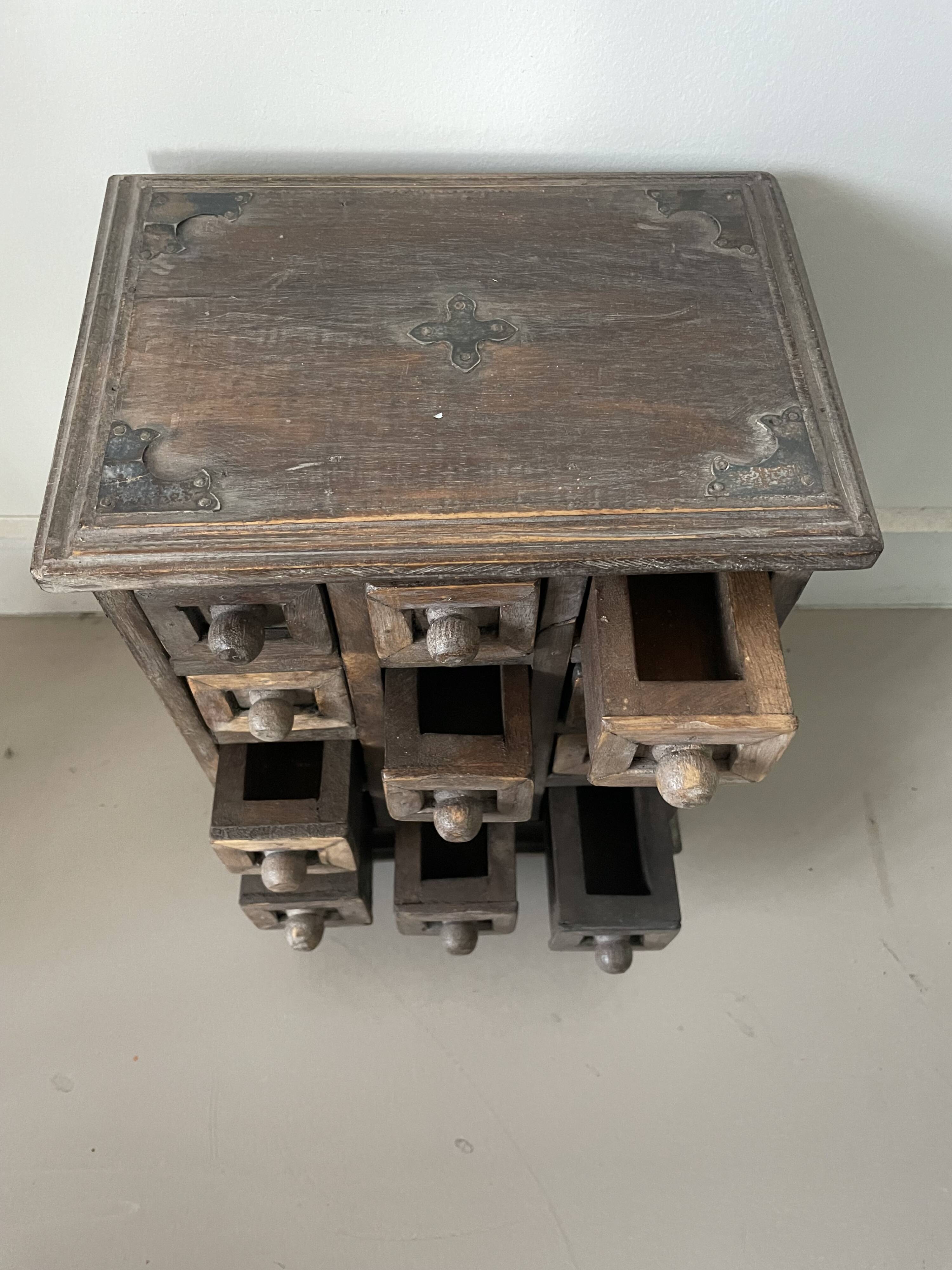 Small old drawer unit