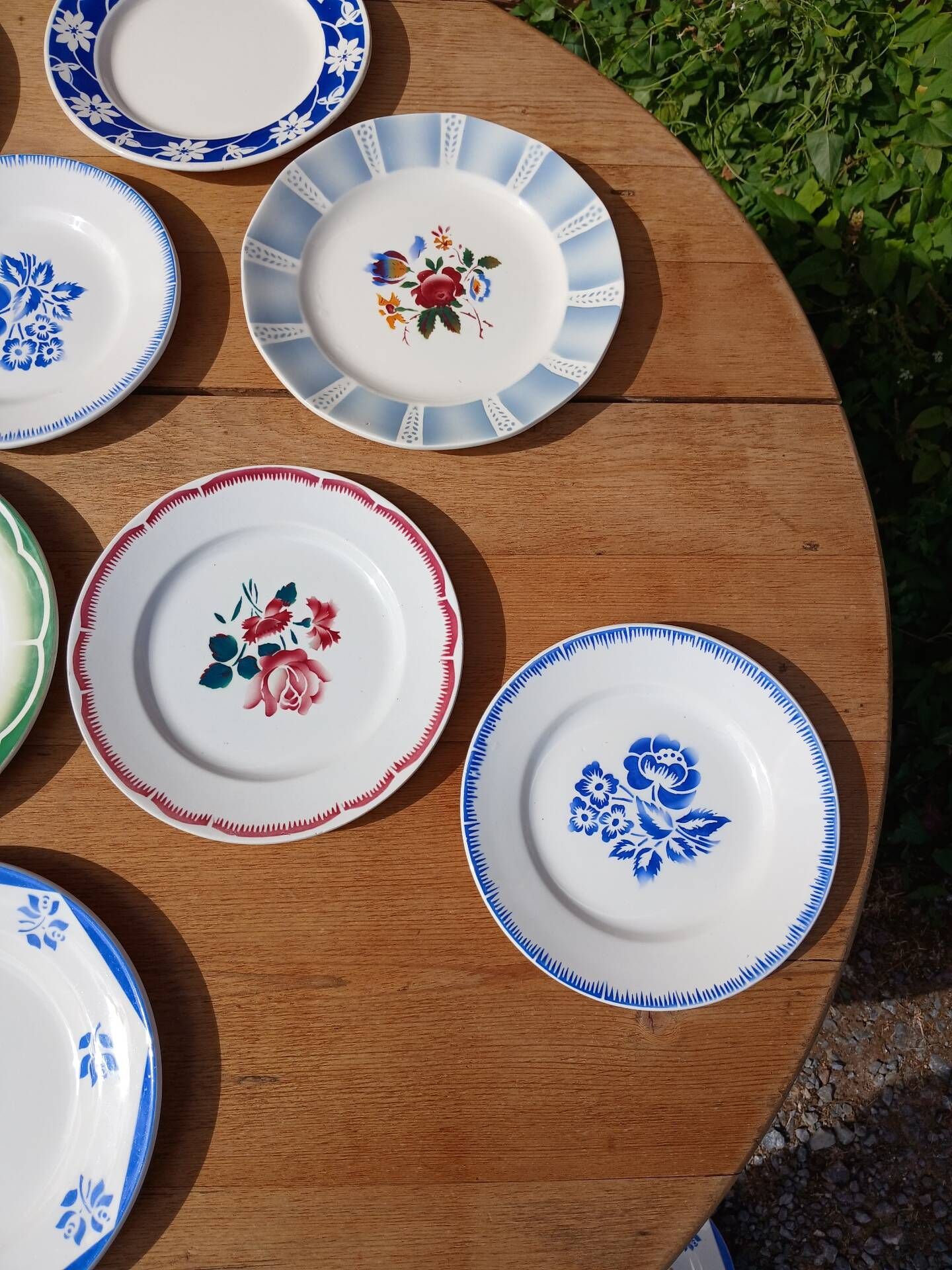 10 assiettes à dessert anciennes dépareillées 