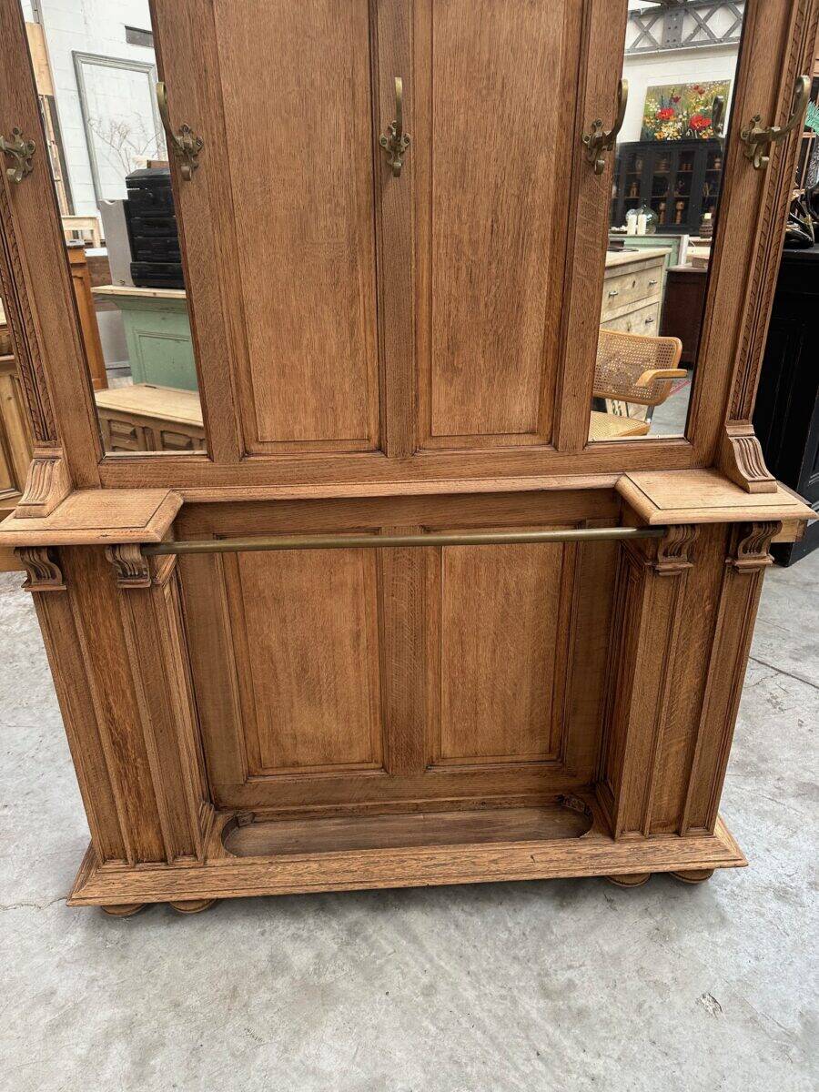 Entrance hall wardrobe in oak from the early 20th century.