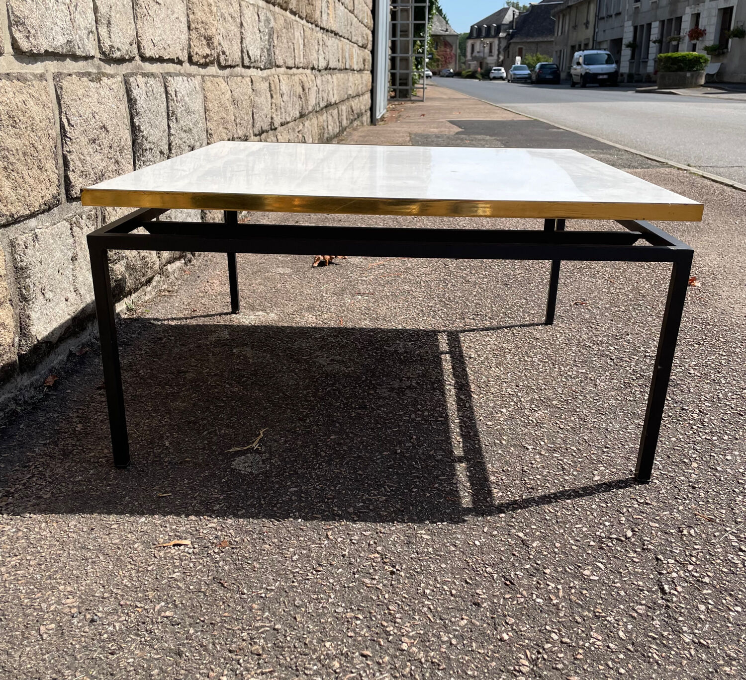 Table basse vintage en marbre blanc avec contour sur 2 côtés en laiton doré.