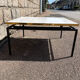 Table basse vintage en marbre blanc avec contour sur 2 côtés en laiton doré.