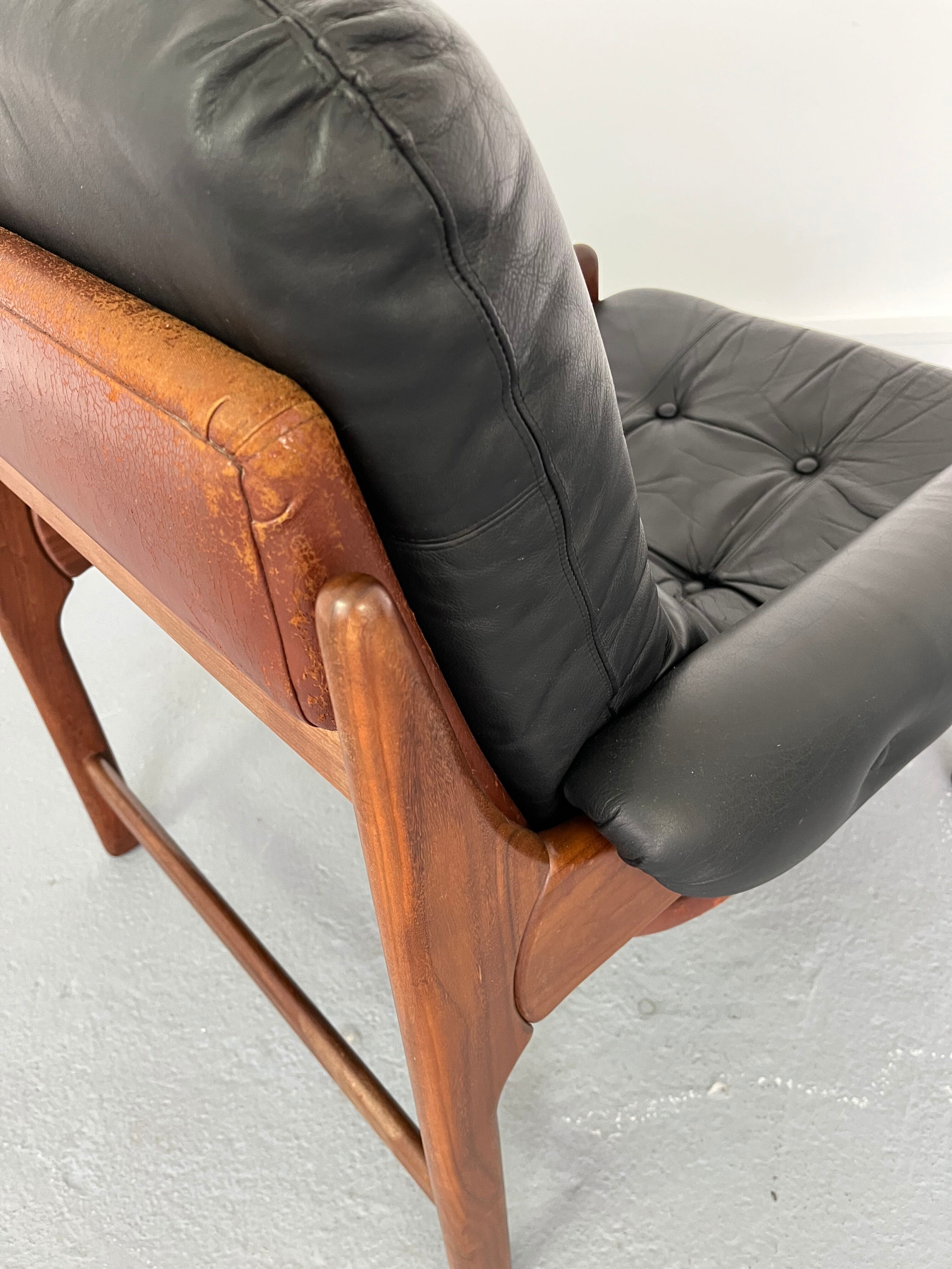 Fauteuil en teck et cuir années 1960