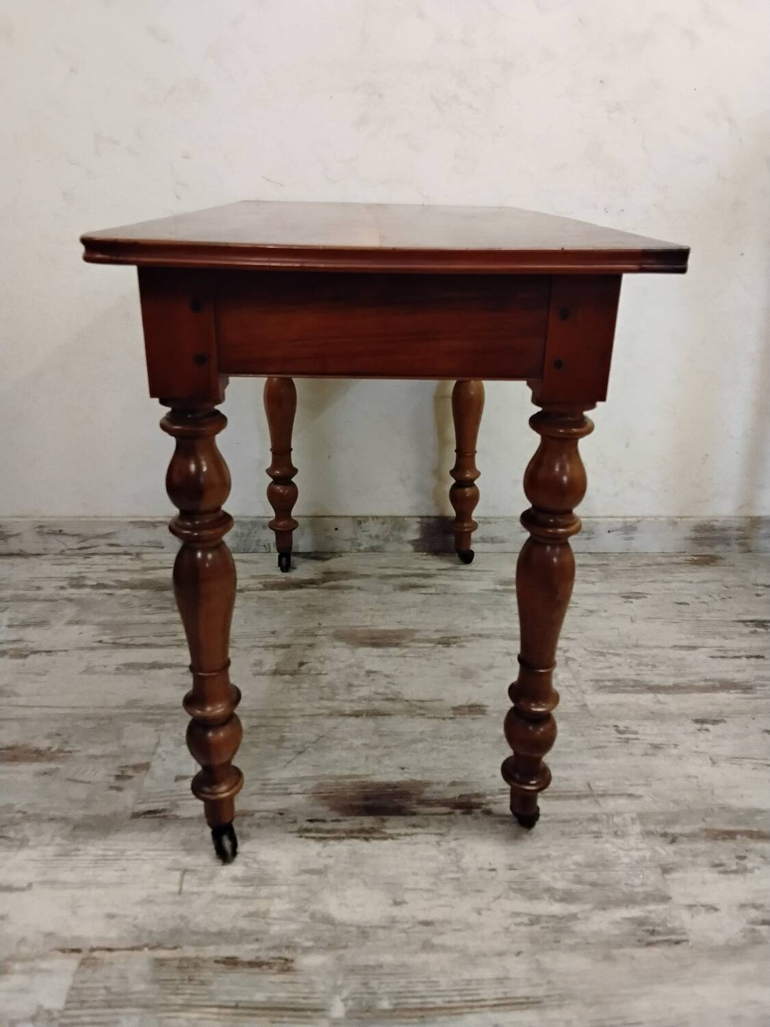 Bureau ancien en bois avec tiroir