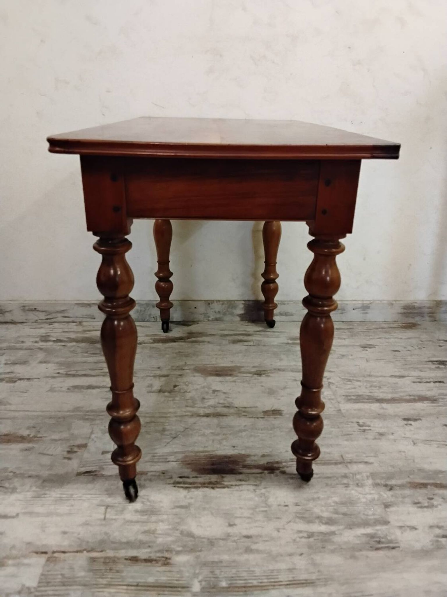Bureau ancien en bois avec tiroir