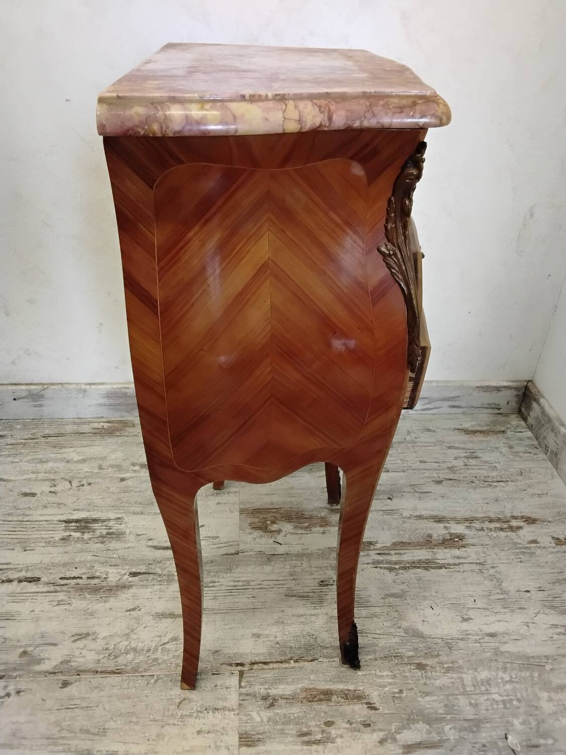 Chevet, meuble d’appoint en bois et marbre