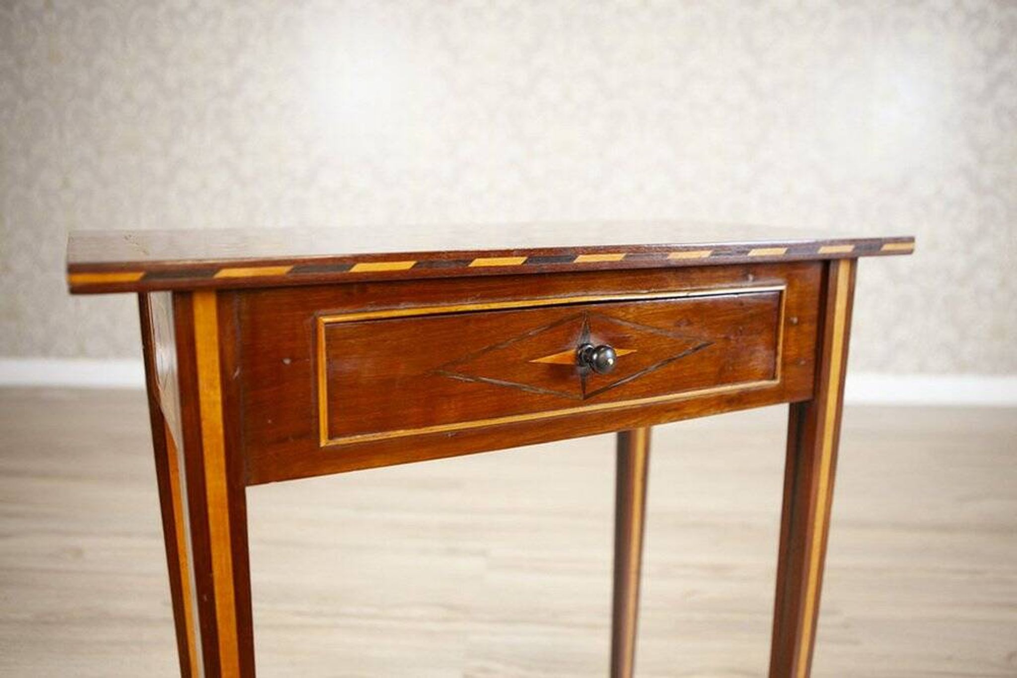 Table d'appoint incrustée du 19ème siècle