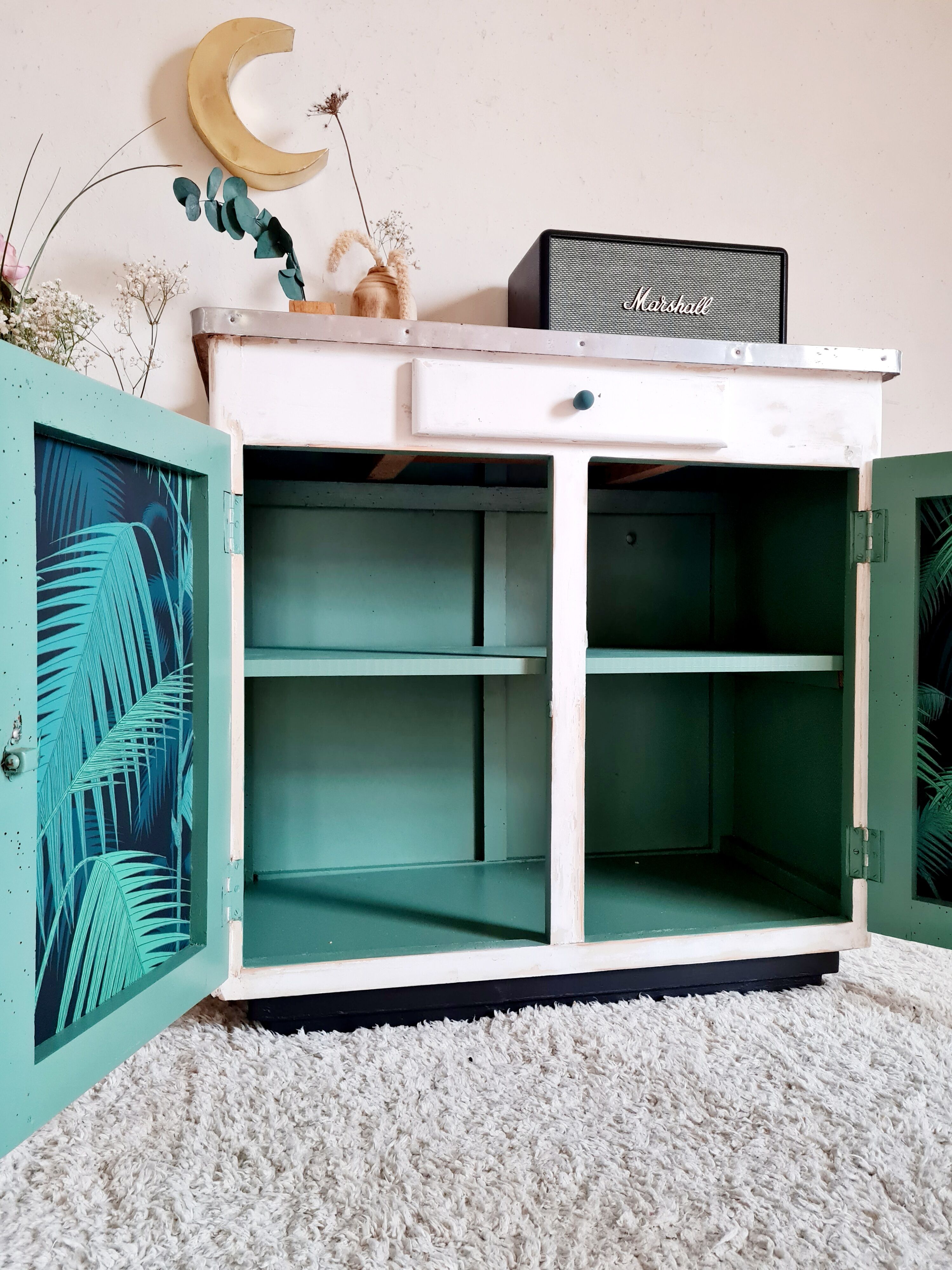 Buffet down Mado renovated tropical paper