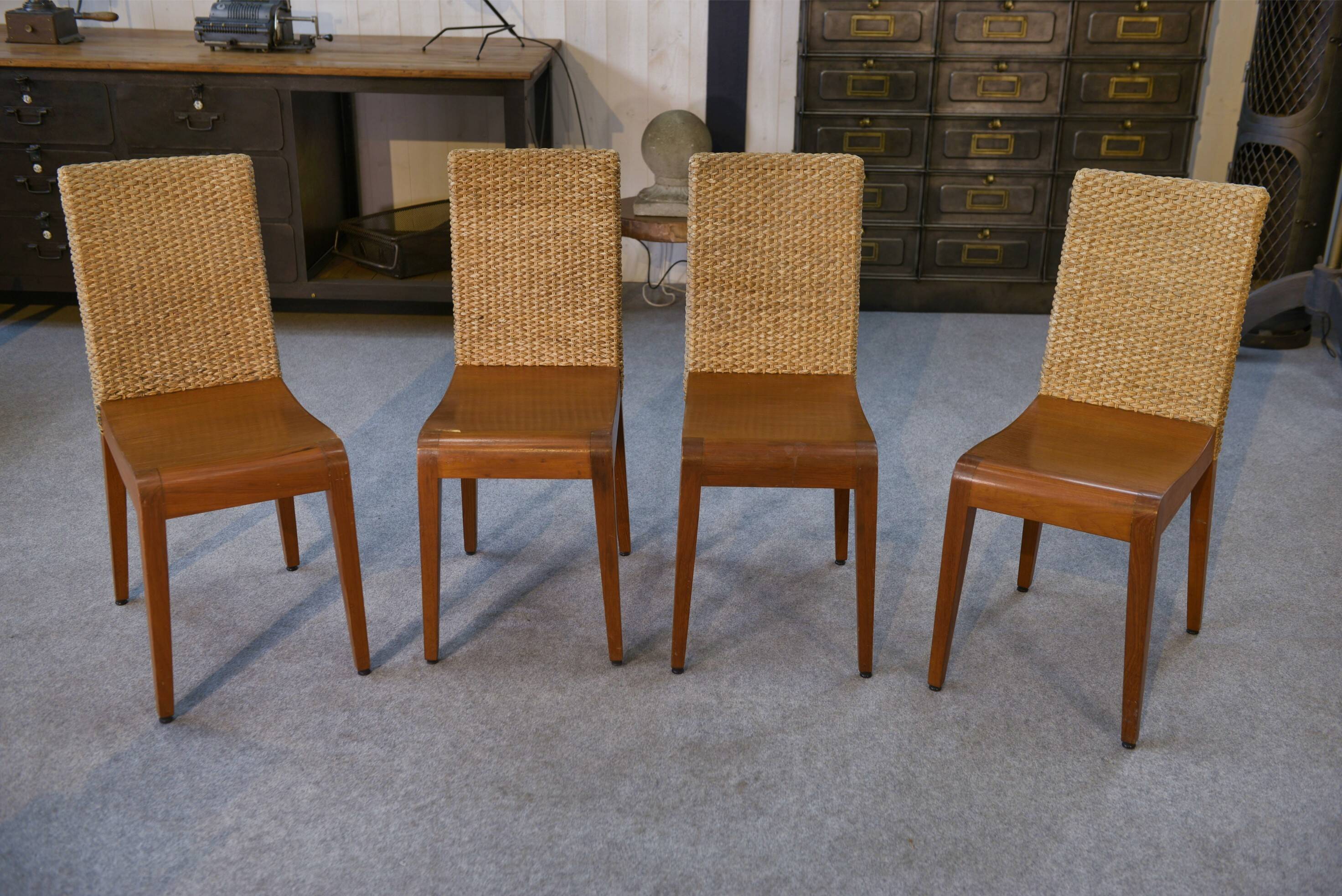 4 chaises éditées par Yothaka