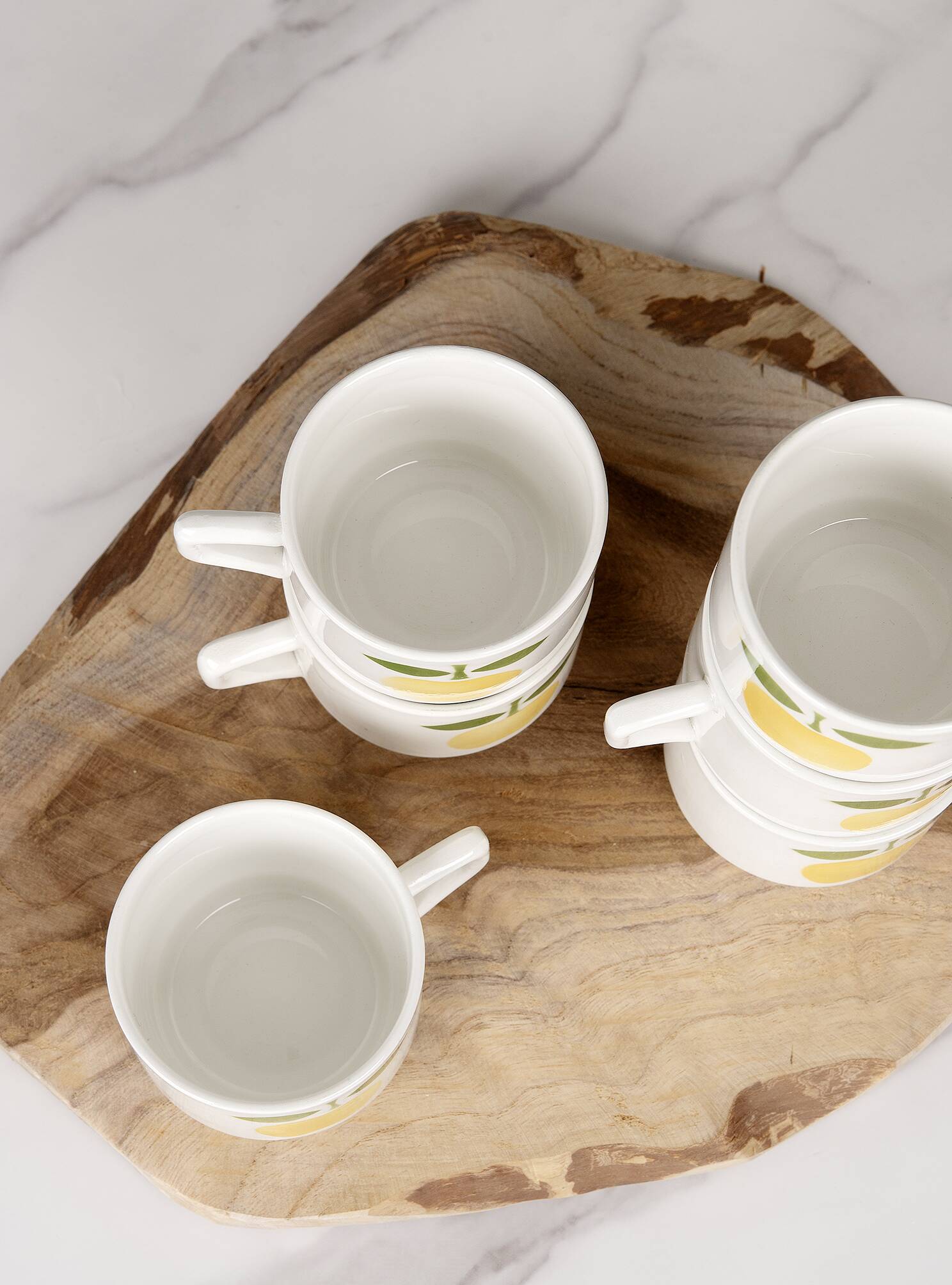 6 small coffee cups, apple decoration