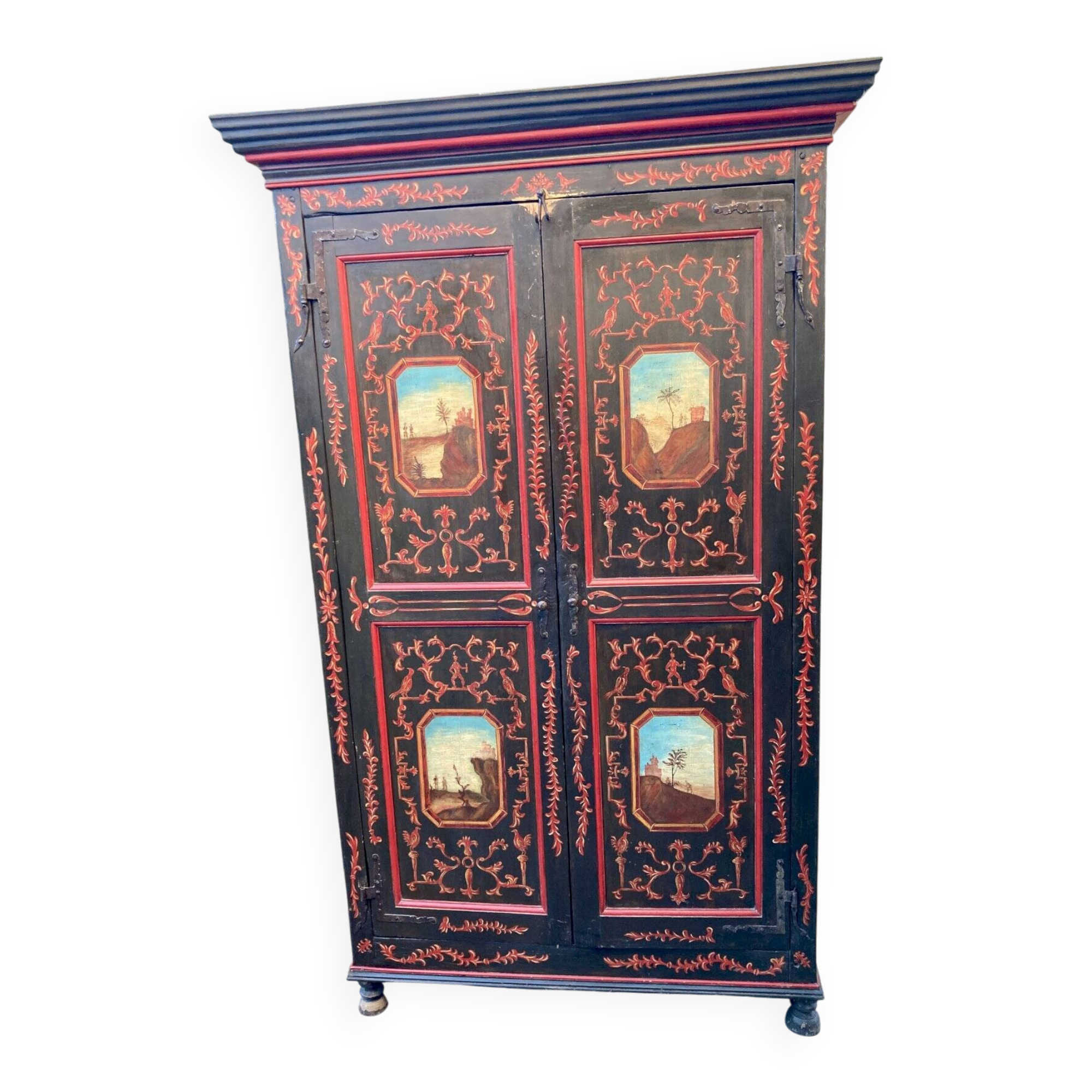 Armoire ancienne peinte à décor de scènes orientales