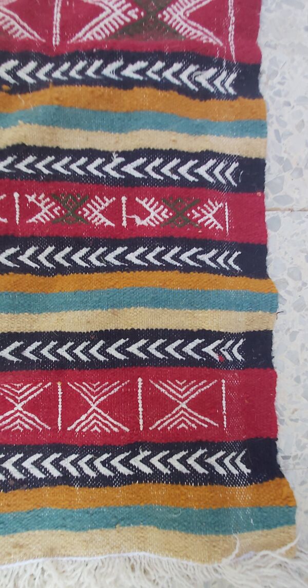 Tapis ethnique traditionnel fait main 100×55cm