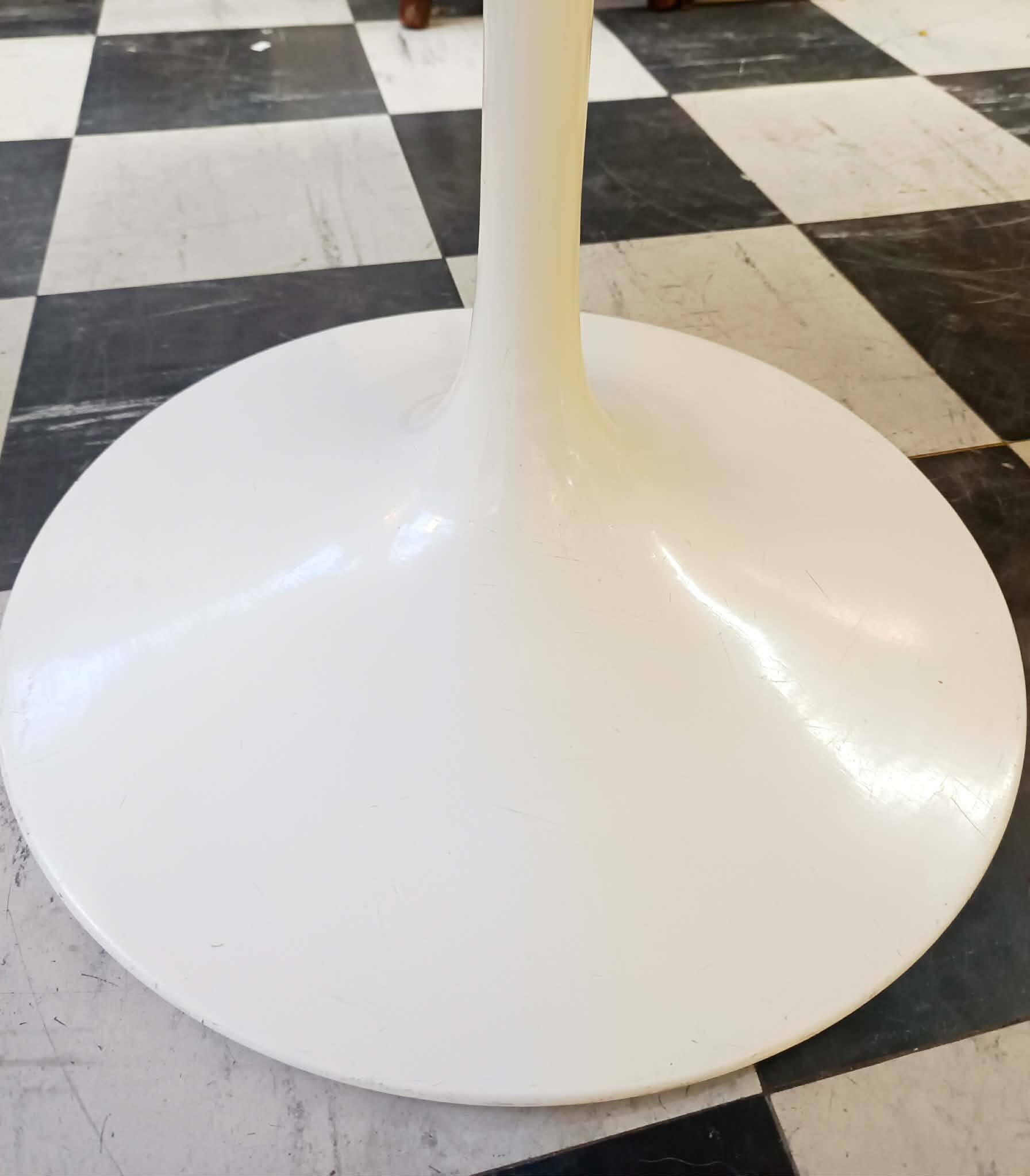 Tulip table Knoll Saarinen 1960 white marble