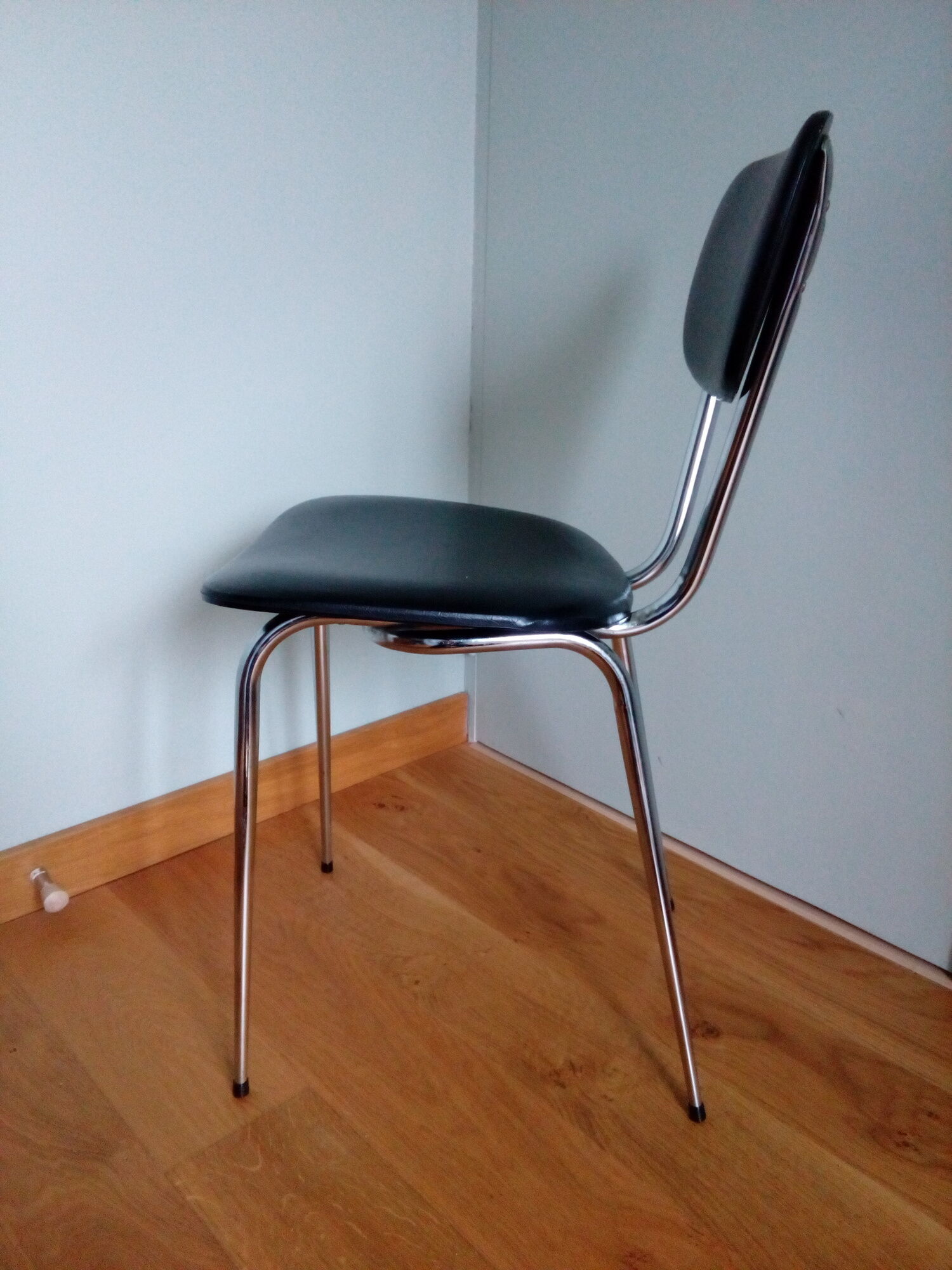 Lafargue Aurillac chrome metal and black skai chair