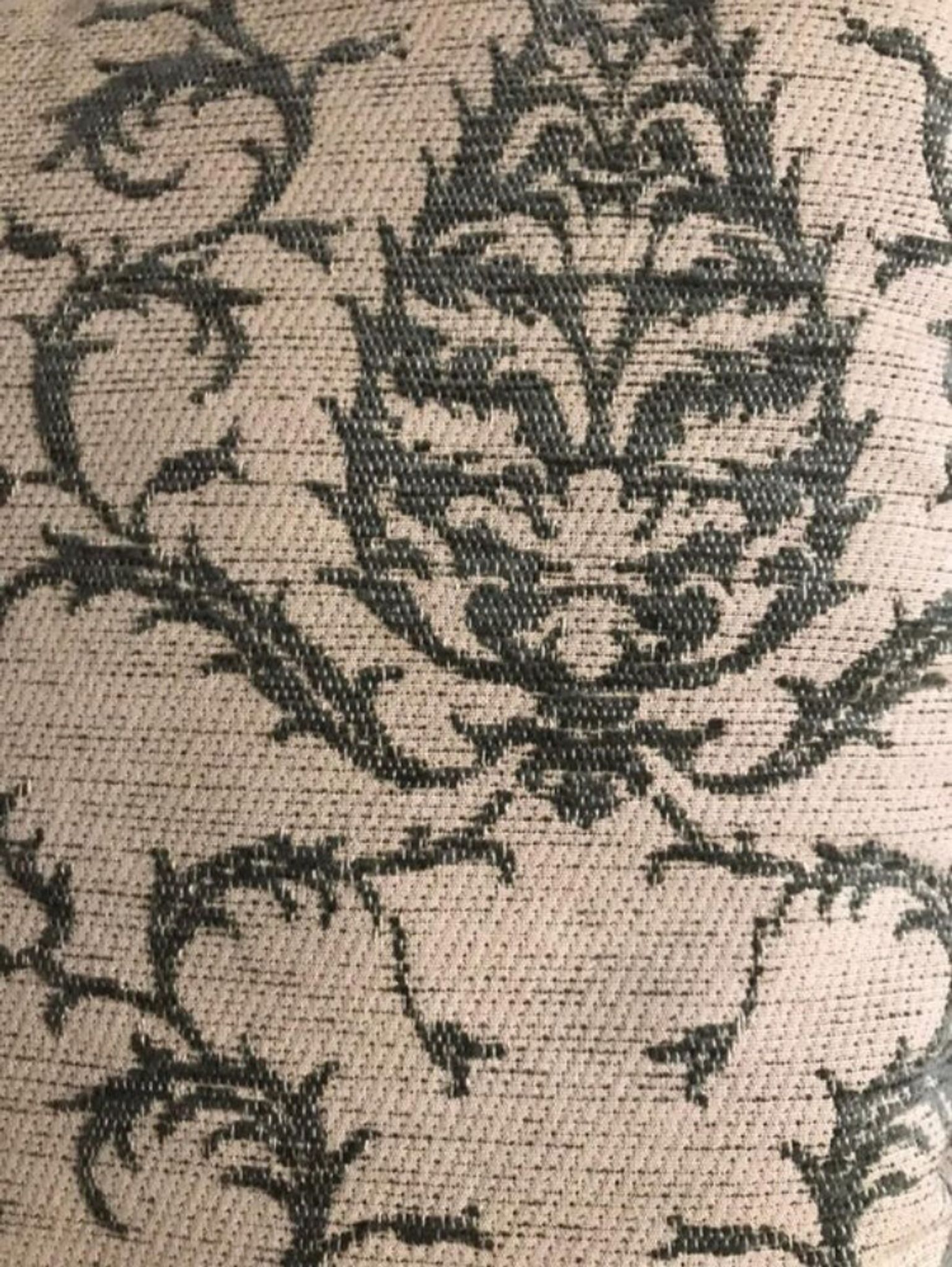 Decorative pillow case in velvet with ottoman turkish 16th century motifs