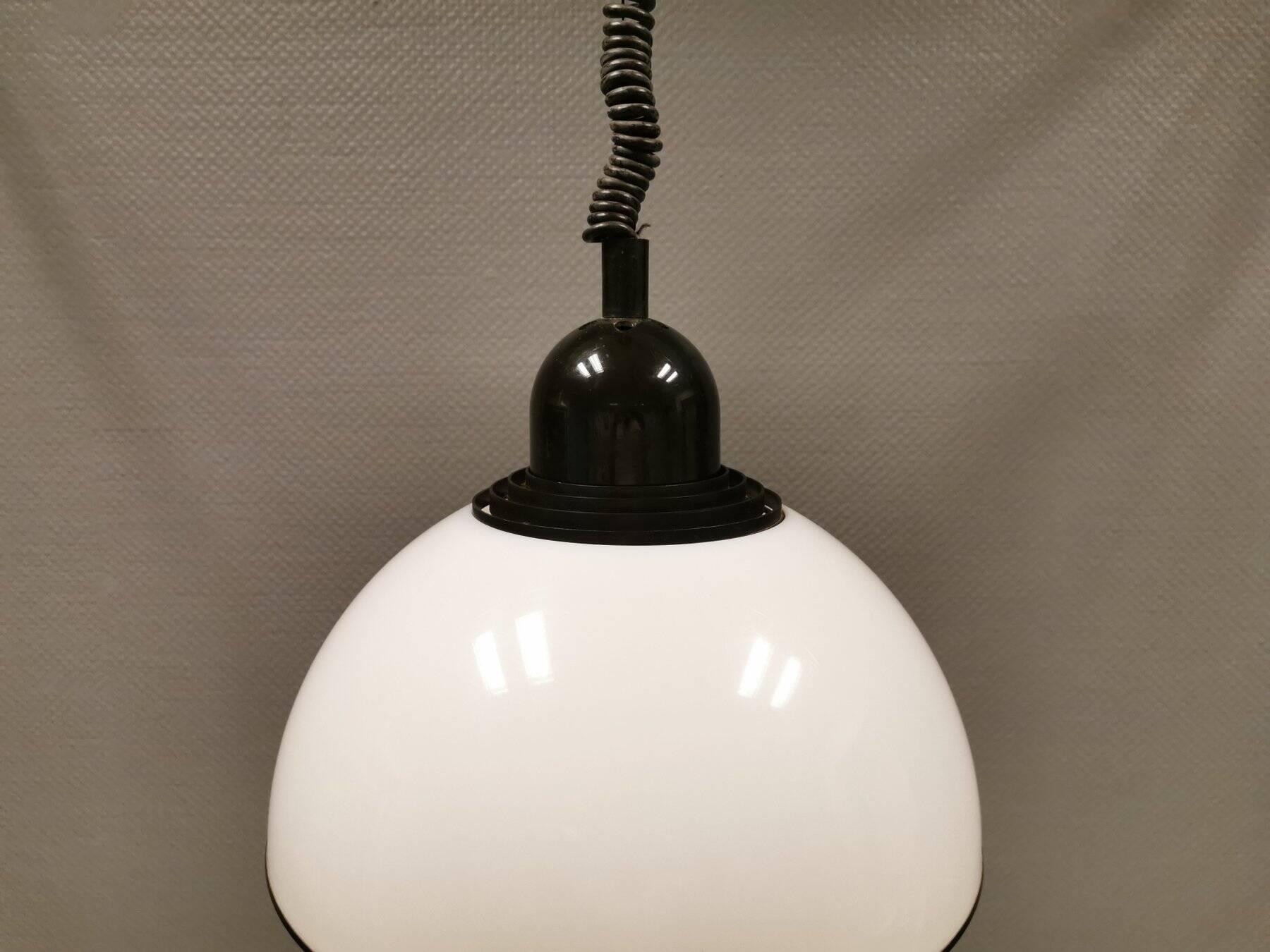 Lampe suspendue, en plastique blanc laiteux avec dessus/suspension noir, probablement danoise.