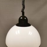 Lampe suspendue, en plastique blanc laiteux avec dessus/suspension noir, probablement danoise.