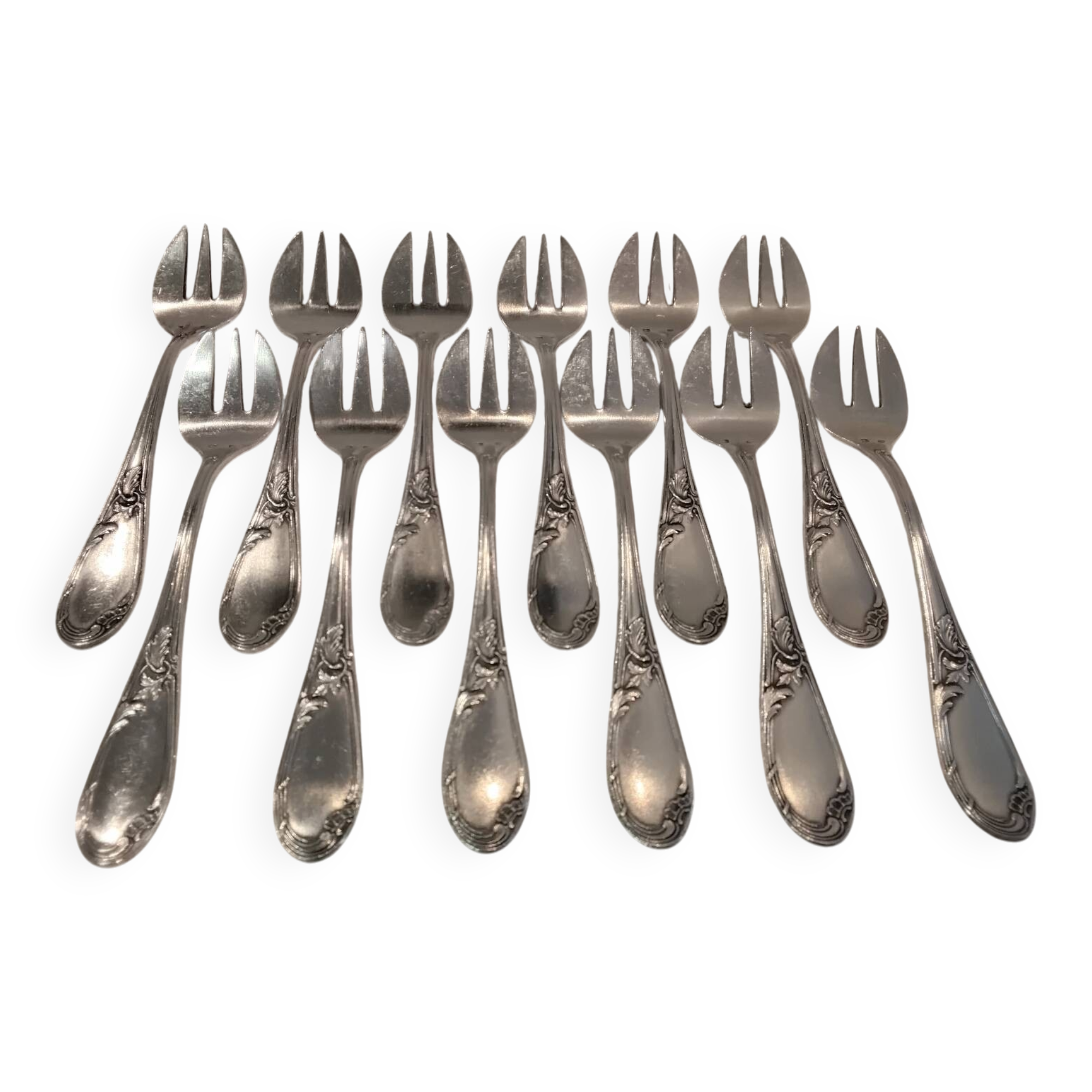 12 silver-plated oyster forks with rocaille ribbon decoration, 13.7 cm