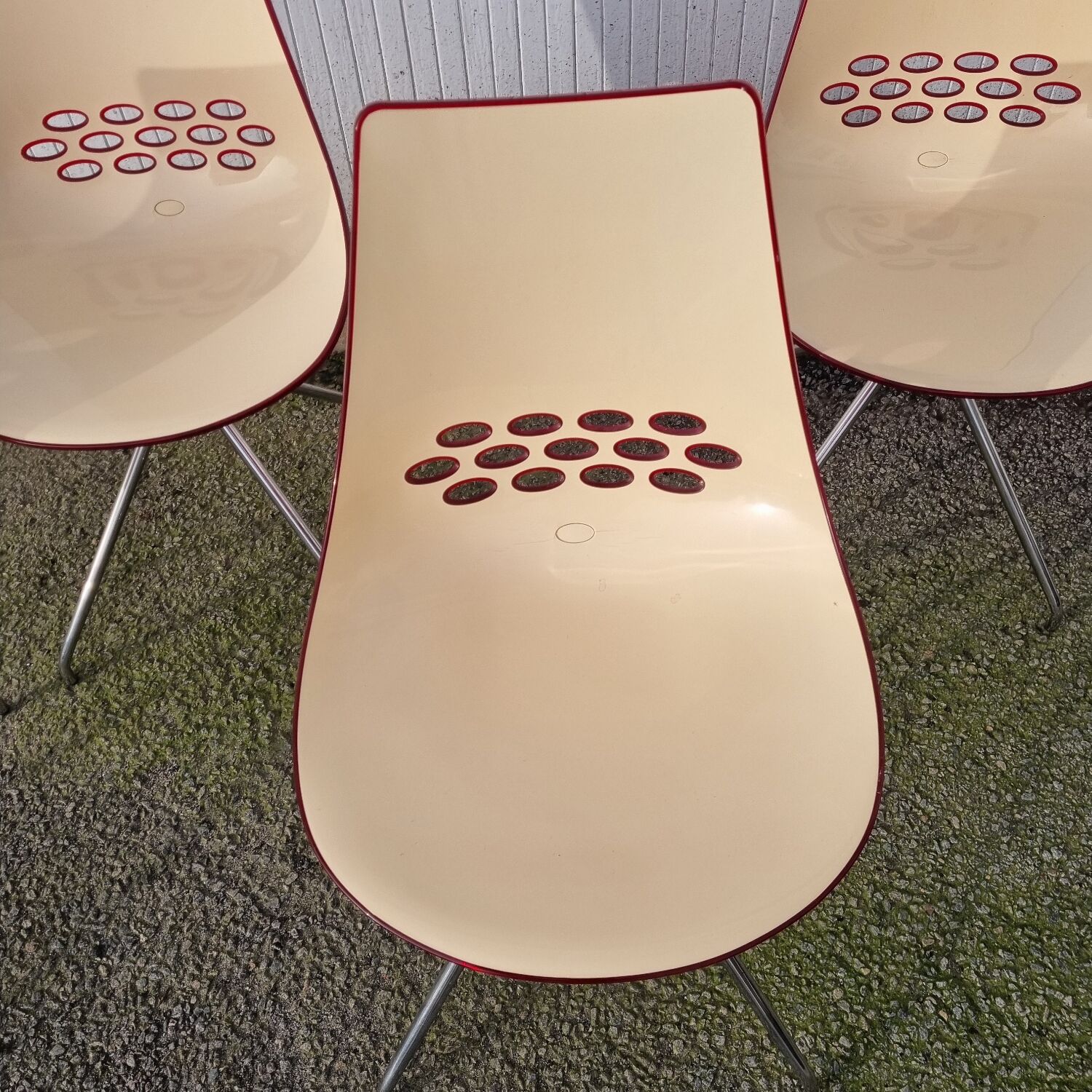 Guzzini dining set, round glass table and 4 shell chairs.